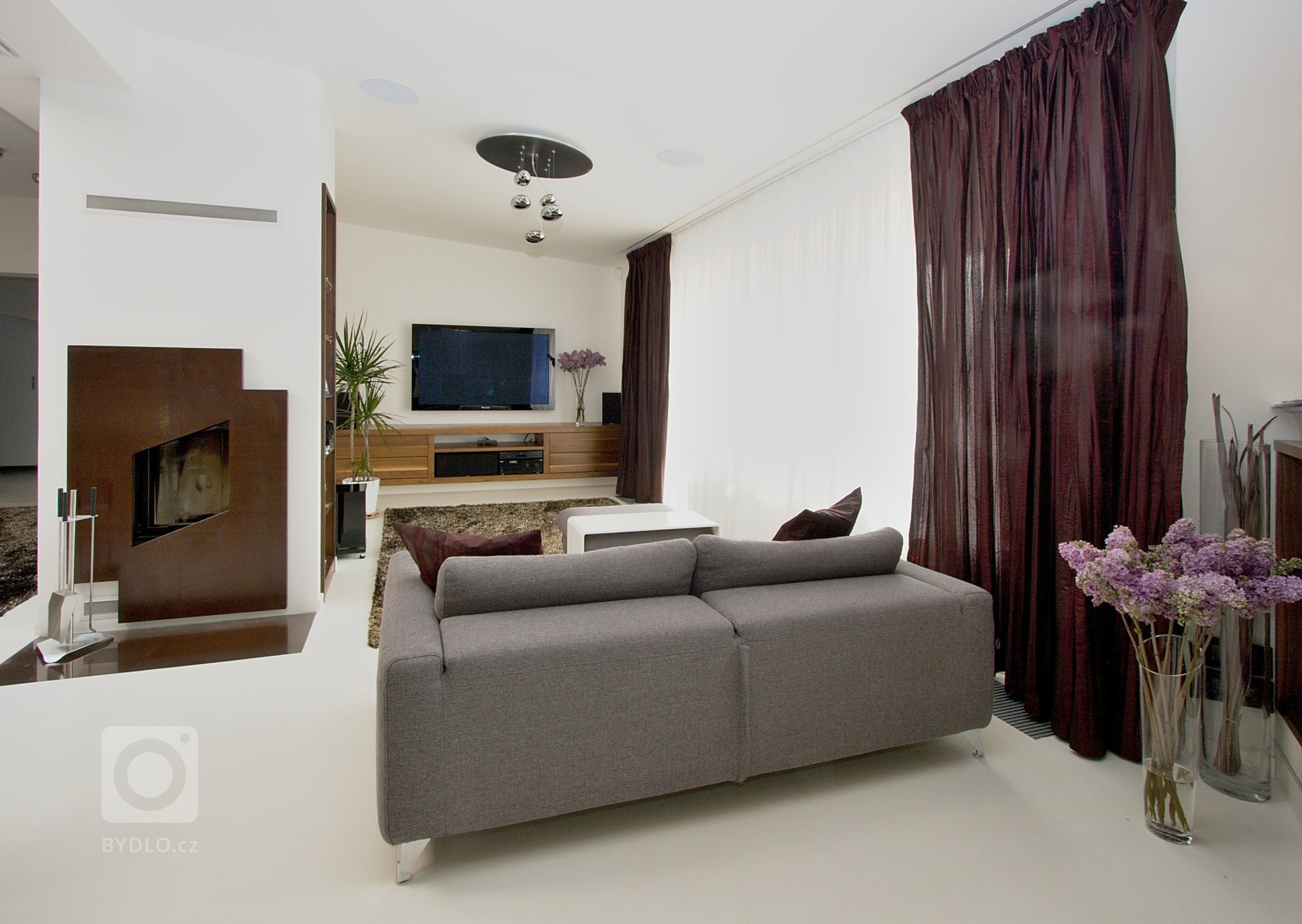 Kuchyň EGGERSMANN a realizace interiéru bytu. Provedení kuchyně je lesklý lak s ABS hranou Dallas. Pracovní deska je žula Nero Assoluto, jako obklad je použita…