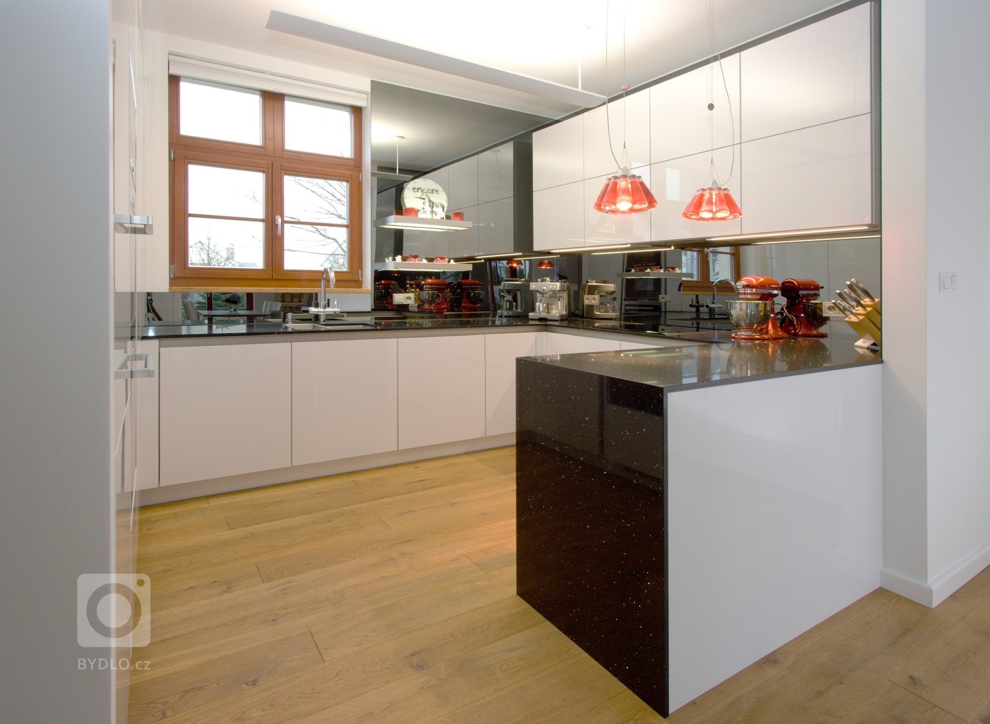 Kuchyň BEECK a vybavení interiéru rodinného domu. Provedení kuchyně je polygloss XENO 3062 X127 Arctic white, bezúchytkový systém nerez, doplňky Blanco,…