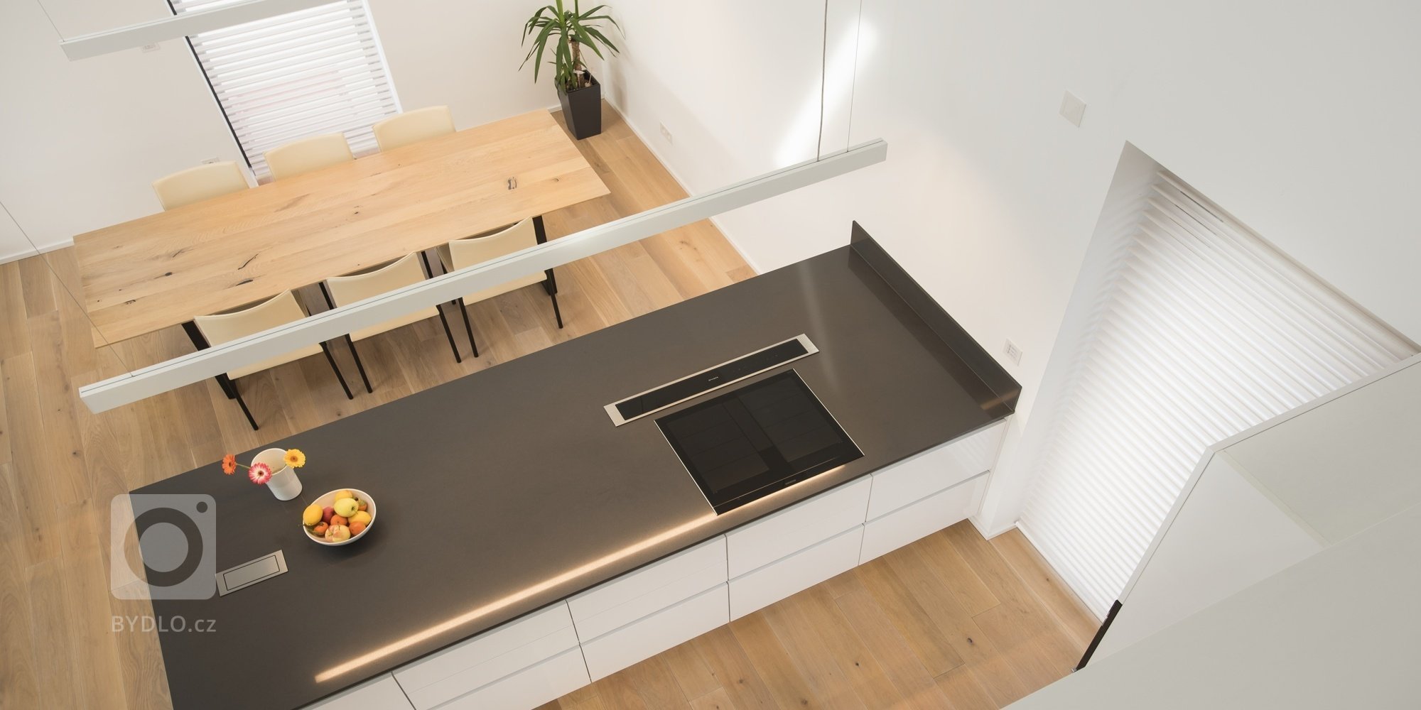 Kuchyň BEECK KÜCHEN, rodinný dům. Provedení - Colora lesk bílá, pracovní deska Technistone Crystal Anthracit. Kuchyň je vybavena spotřebiči Siemens. Stůl a…