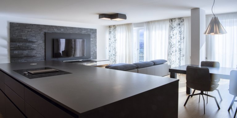 Kuchyň EGGERSMANN, byt, realizace 2018. 

Provedení Paso - Nano povrch, pracovní deska - žula Nero Assoluto. Kuchyň je vybavena spotřebiči Gaggenau a Miele.
