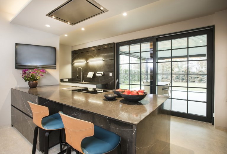 Kuchyň EGGERSMANN UNIQUE - Graphit Brown Leather