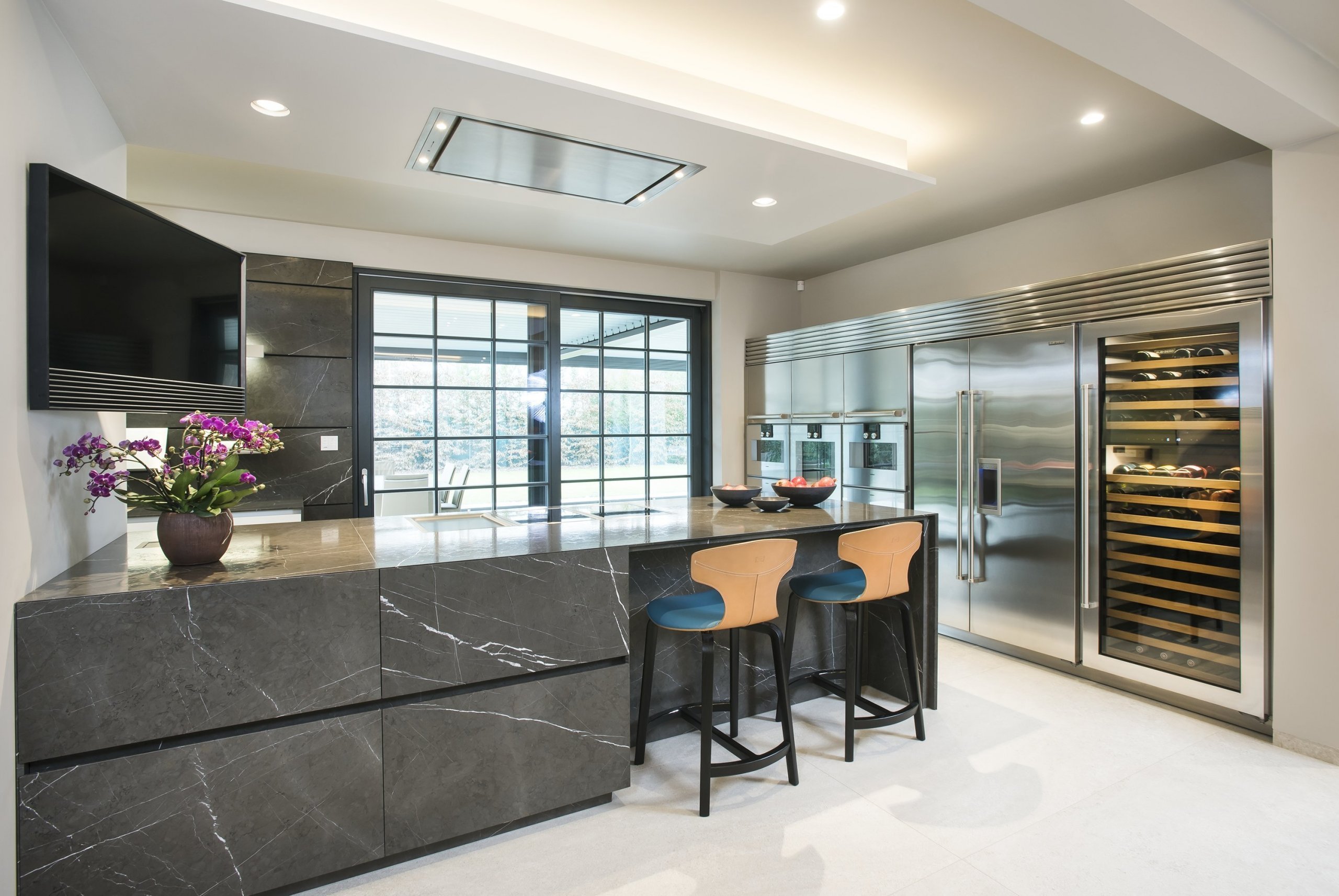 Kuchyň EGGERSMANN UNIQUE, rodinný dům. Provedení je masivní kámen Graphit Brown Leather na ostrůvku v&nbsp;kombinaci s Paso supermatt lotus white a broušeným…