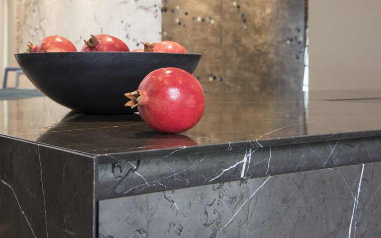 Kuchyň EGGERSMANN UNIQUE, rodinný dům. Provedení je masivní kámen Graphit Brown Leather na ostrůvku v&nbsp;kombinaci s Paso supermatt lotus white a broušeným…