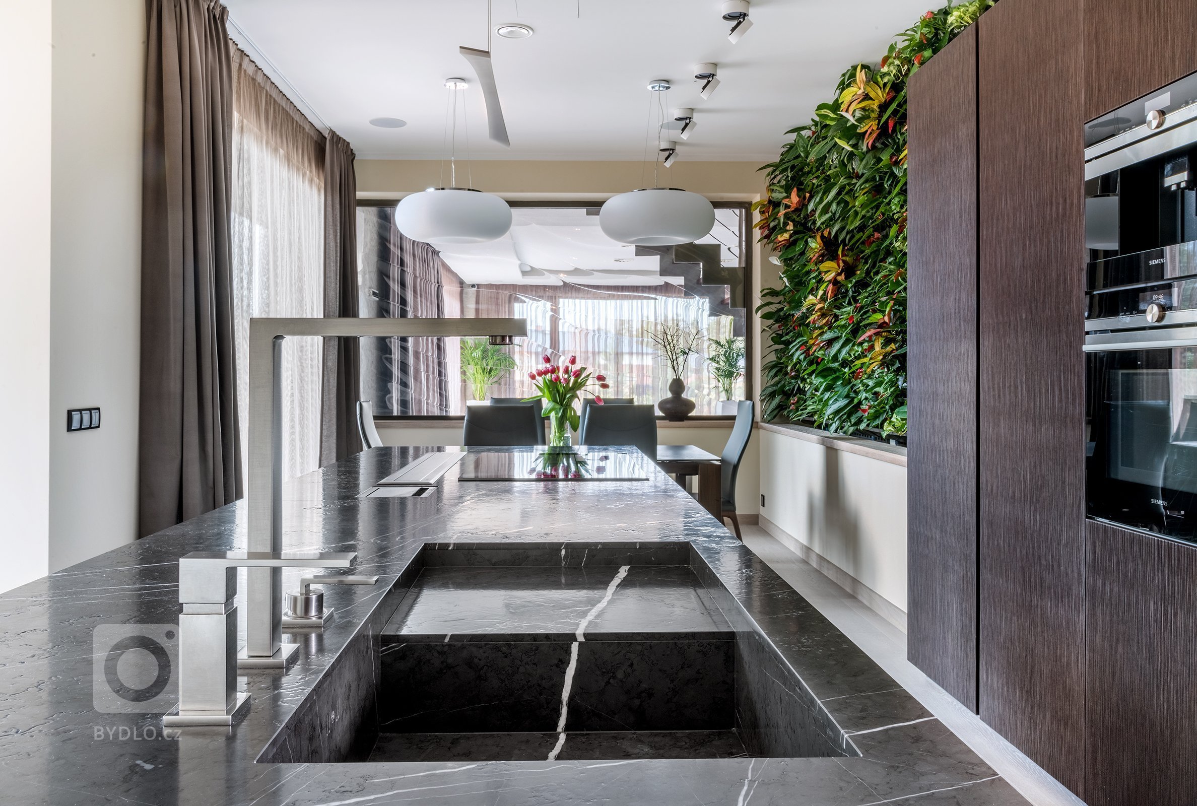 Kuchyň EGGERSMANN UNIQUE, rodinný dům, realizace 2017. Provedení je masivní kámen Graphit Brown Leather na ostrůvku a profilovaná dýha VANCOUVER 3531 Fineline…