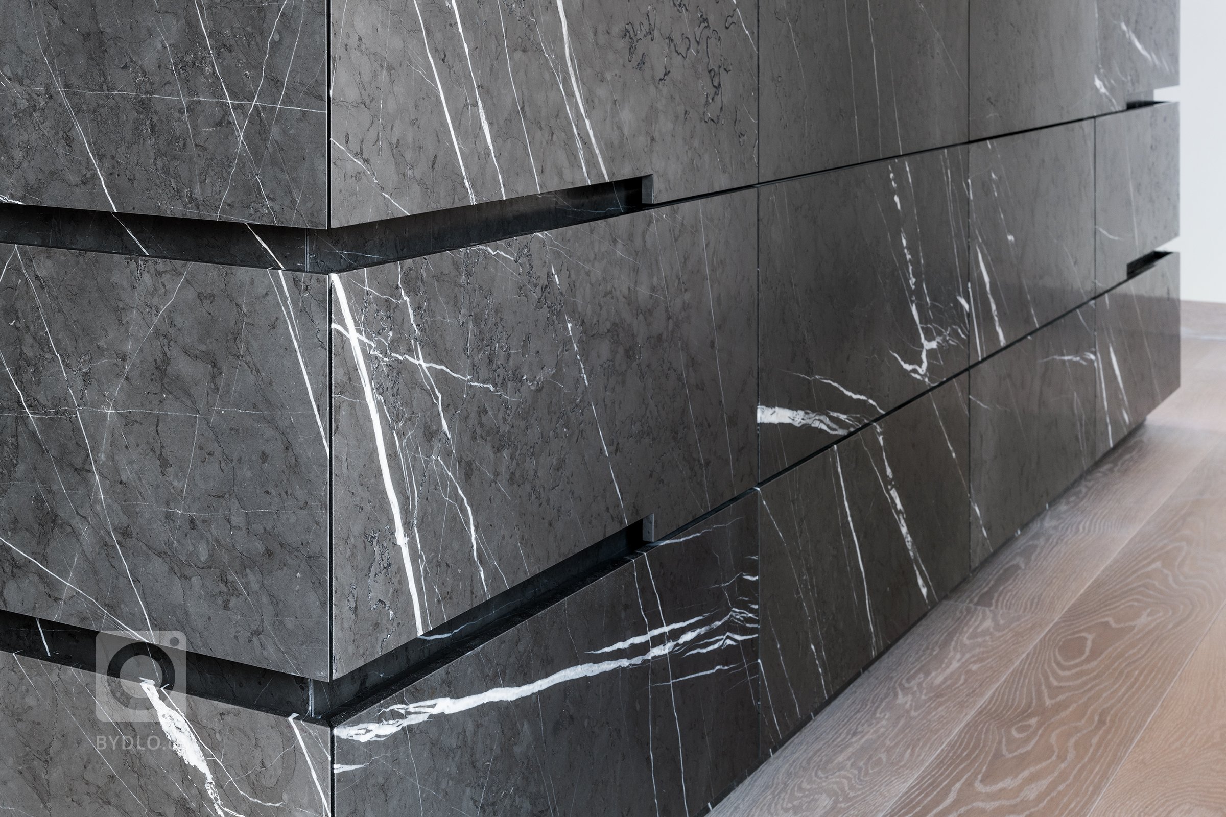 Kuchyň EGGERSMANN UNIQUE, rodinný dům, realizace 2017. Provedení je masivní kámen Graphit Brown Leather na ostrůvku a profilovaná dýha VANCOUVER 3531 Fineline…