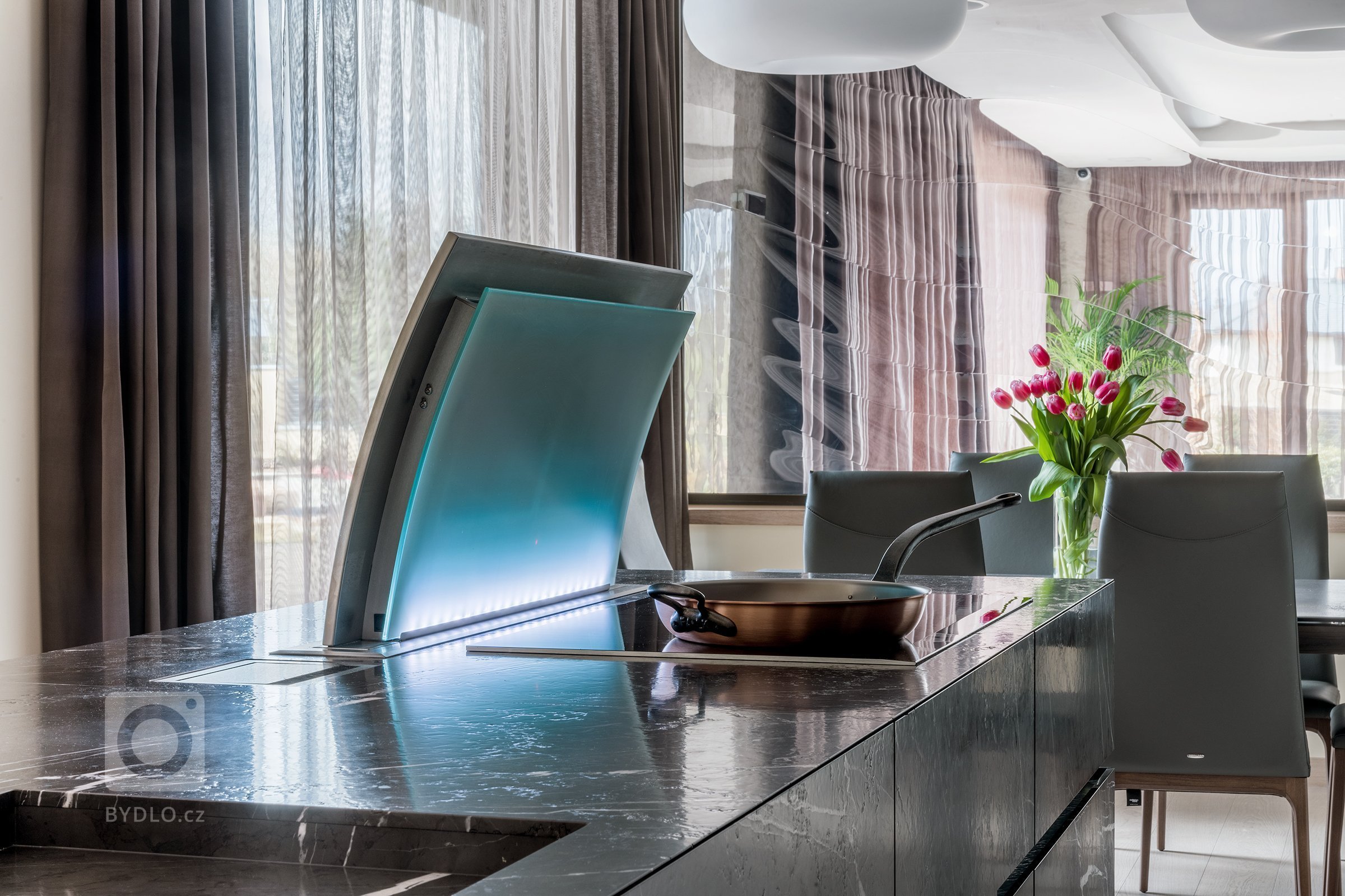 Kuchyň EGGERSMANN UNIQUE, rodinný dům, realizace 2017. Provedení je masivní kámen Graphit Brown Leather na ostrůvku a profilovaná dýha VANCOUVER 3531 Fineline…