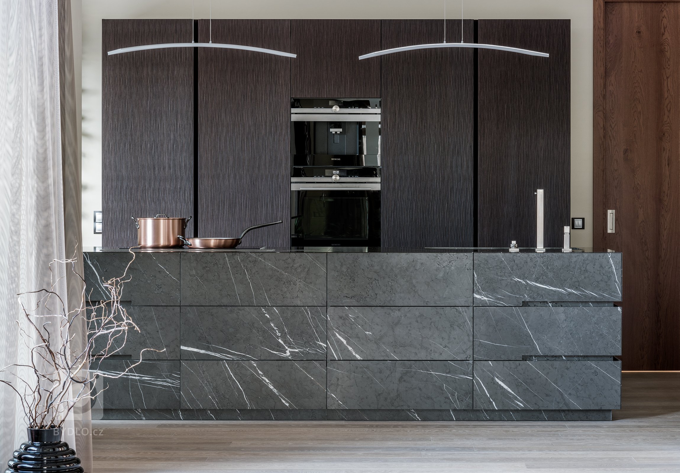Kuchyň EGGERSMANN UNIQUE, rodinný dům, realizace 2017. Provedení je masivní kámen Graphit Brown Leather na ostrůvku a profilovaná dýha VANCOUVER 3531 Fineline…