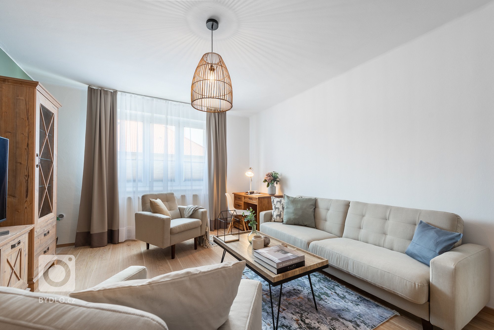 Takhle parádně proměnila obývací pokoj naše designérka&nbsp;Martina Kleinová&nbsp;pro starší manželský pár pár kilometrů za Prahou. Několik správně zvolených…