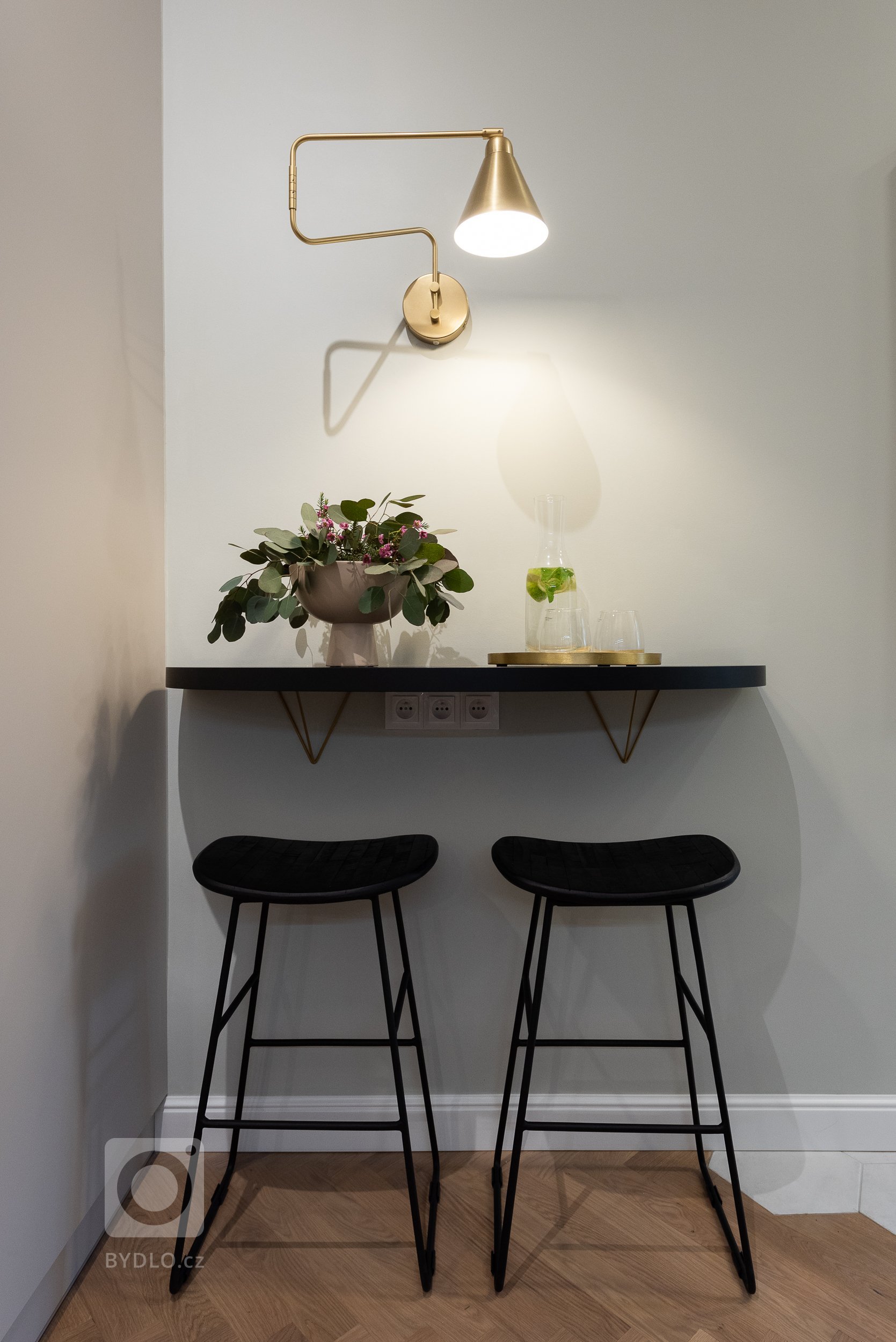 Kopletní rekonstrukce původního pavlačového bytu&nbsp;v centru Prahy. Původní byt byl bez sociálního zázemí. Zadáním bylo vytvoření interiéru odpovídající…