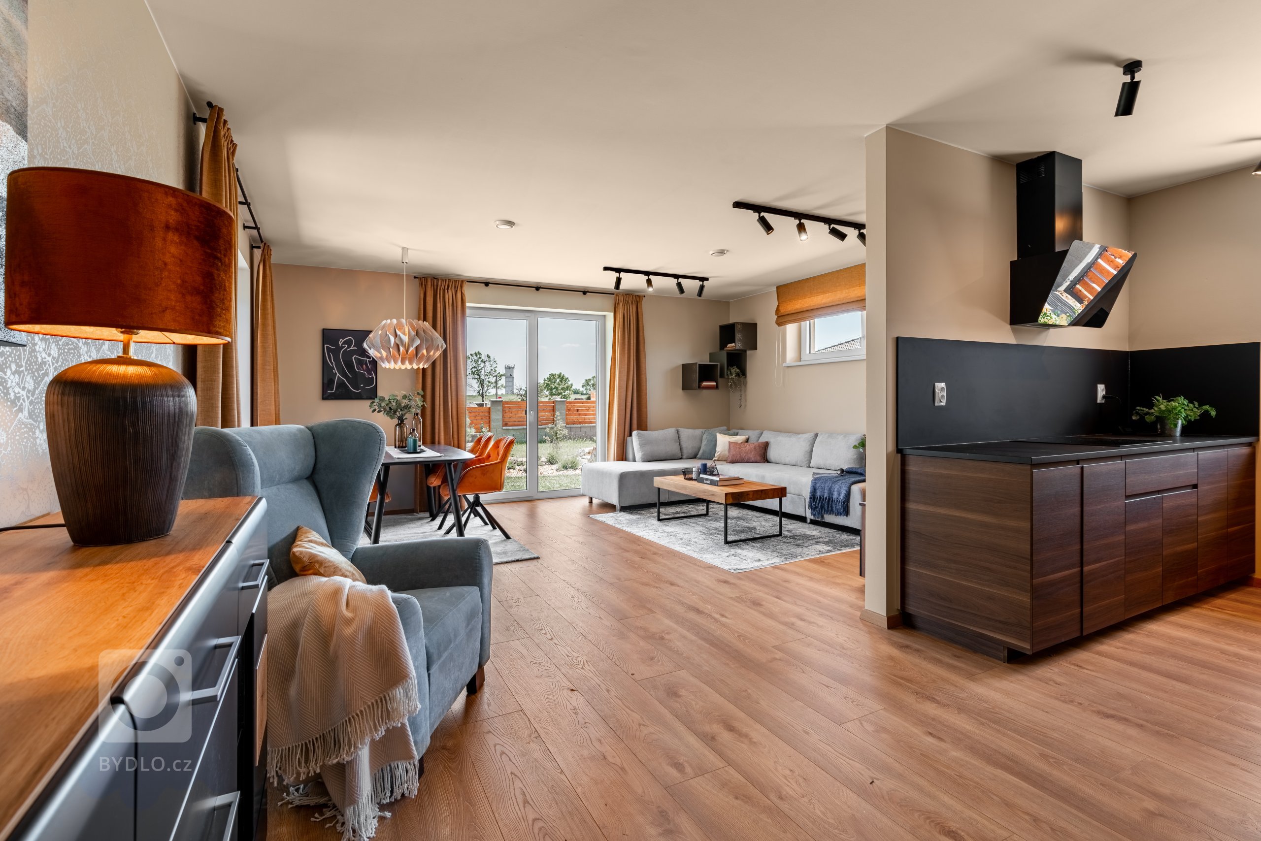 Novostavba typu bungalov byla zcela neosobní a klienti si přáli vytvoření útulného, milého domova plného zemitých barev. Využili jsme původní techniky válečků…