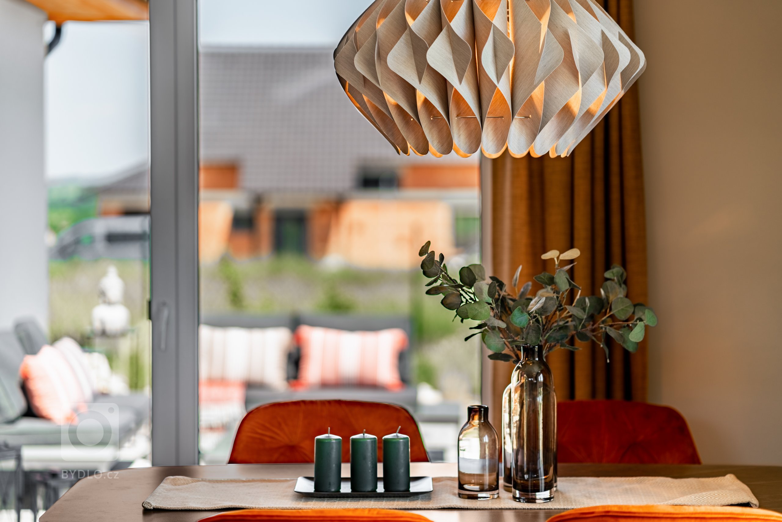 Novostavba typu bungalov byla zcela neosobní a klienti si přáli vytvoření útulného, milého domova plného zemitých barev. Využili jsme původní techniky válečků…