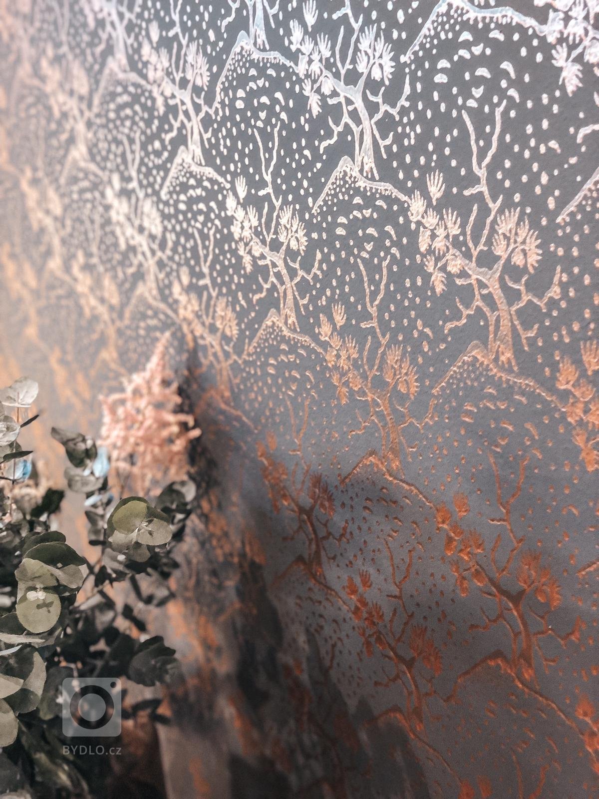 Novostavba typu bungalov byla zcela neosobní a klienti si přáli vytvoření útulného, milého domova plného zemitých barev. Využili jsme původní techniky válečků…