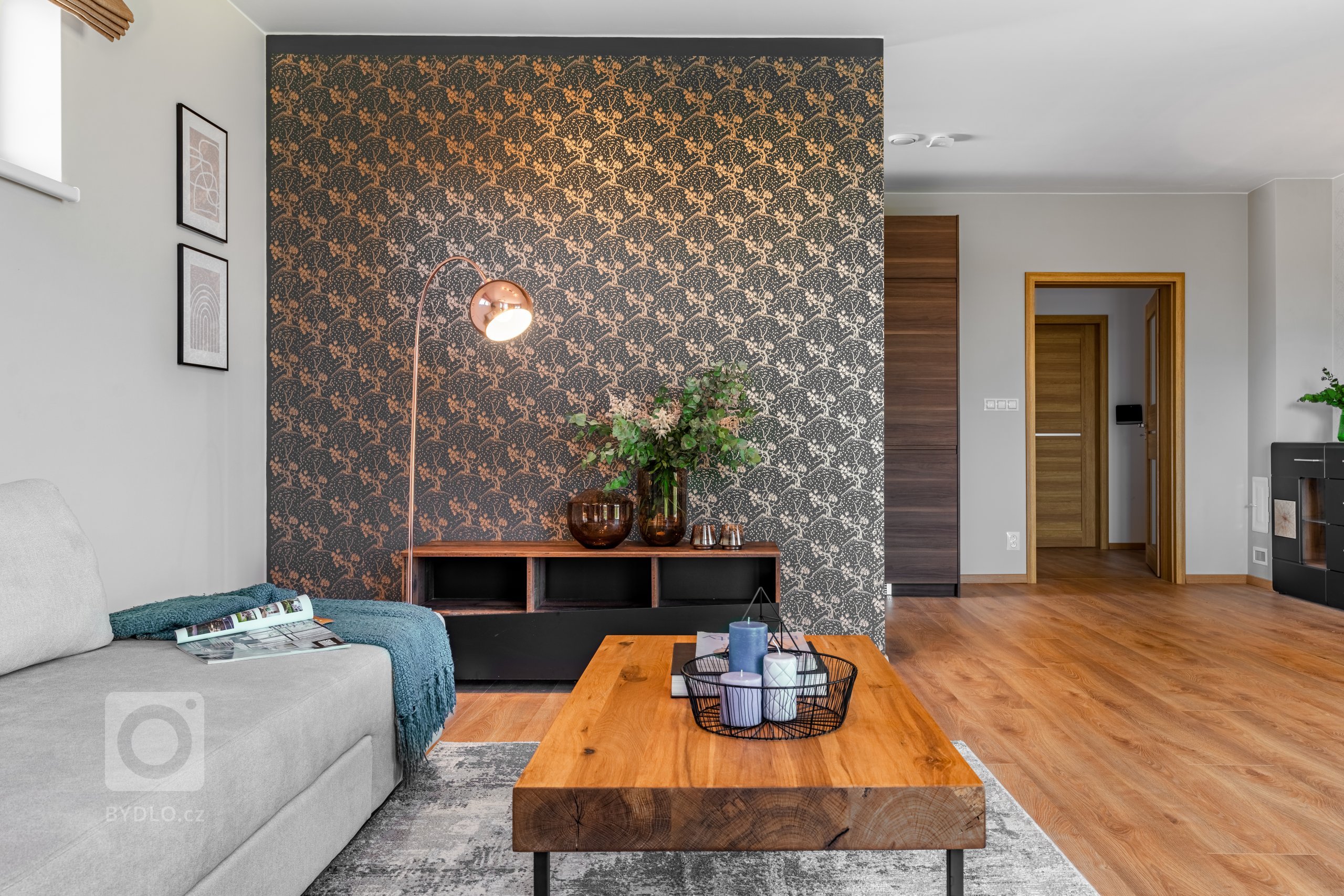 Novostavba typu bungalov byla zcela neosobní a klienti si přáli vytvoření útulného, milého domova plného zemitých barev. Využili jsme původní techniky válečků…