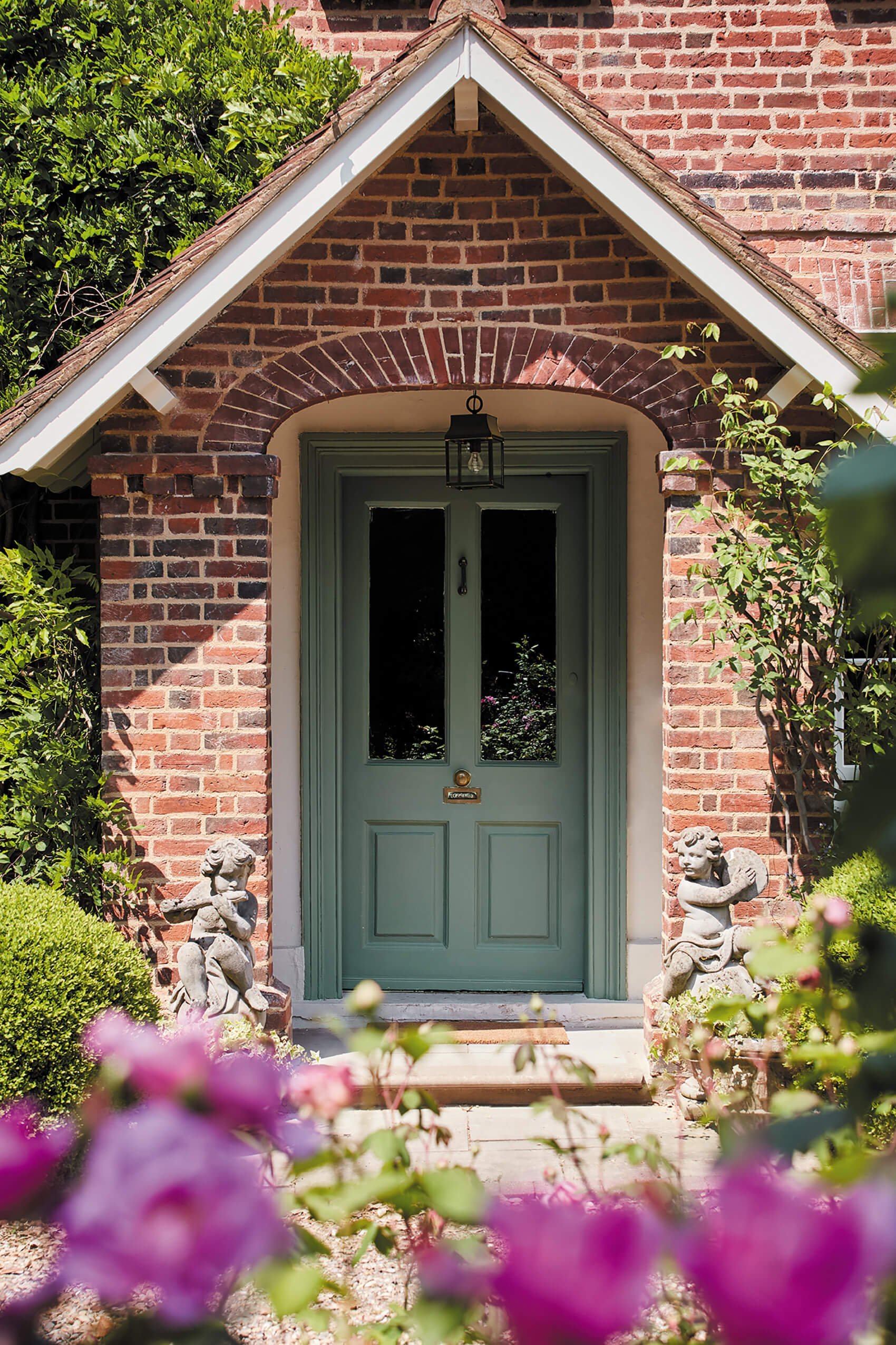 Jsme studio interiérového designu zaměřující se na návrhy a realizaci rezidenčních i komerčních prostor. 
Pomáháme klientům s výběrem vhodné nemovitosti,…