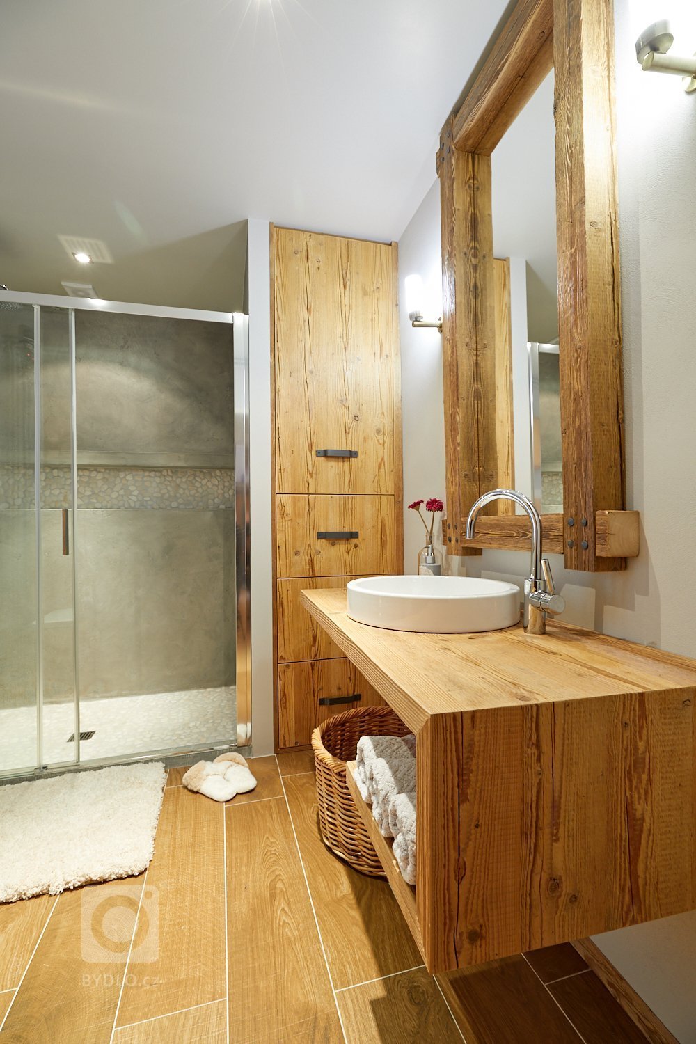 Manželský pár, který mne oslovil s požadavkem rekonstrukce stávající koupelny na chaloupce v malebném údolí pískovcových skal, vlastní tento objekt jako…