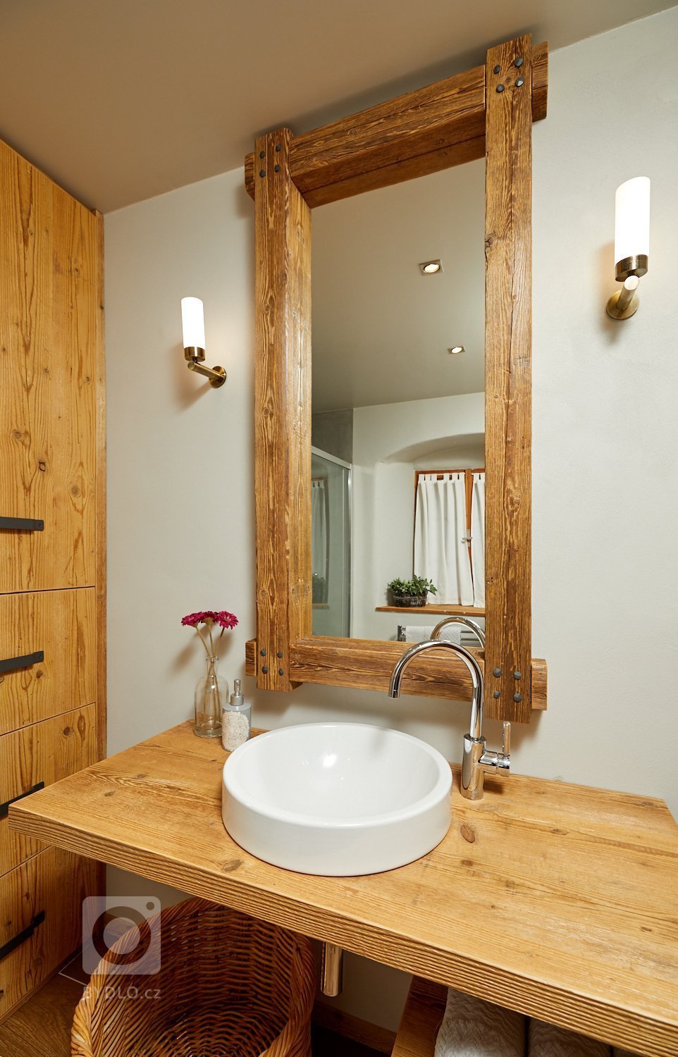 Manželský pár, který mne oslovil s požadavkem rekonstrukce stávající koupelny na chaloupce v malebném údolí pískovcových skal, vlastní tento objekt jako…