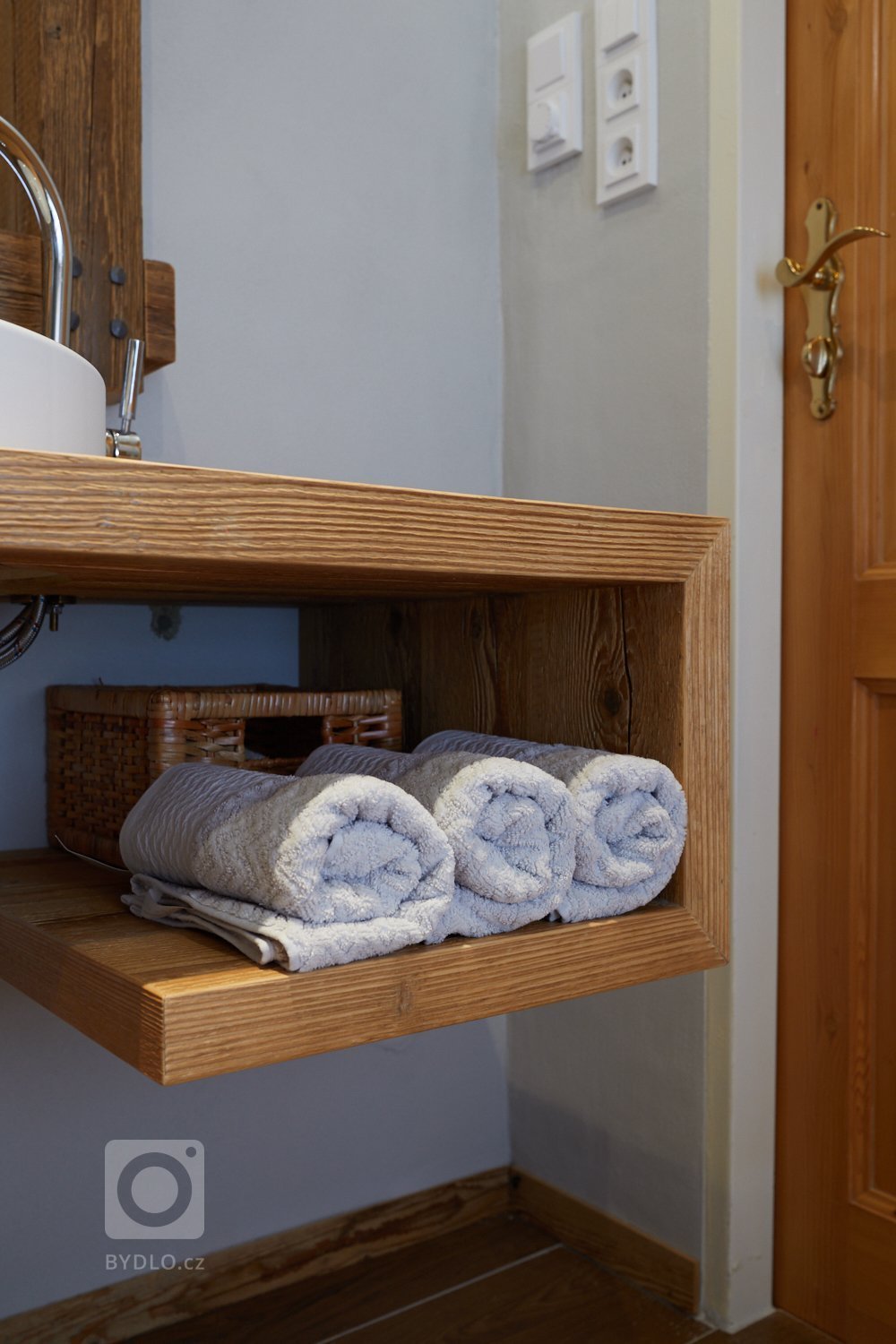 Manželský pár, který mne oslovil s požadavkem rekonstrukce stávající koupelny na chaloupce v malebném údolí pískovcových skal, vlastní tento objekt jako…