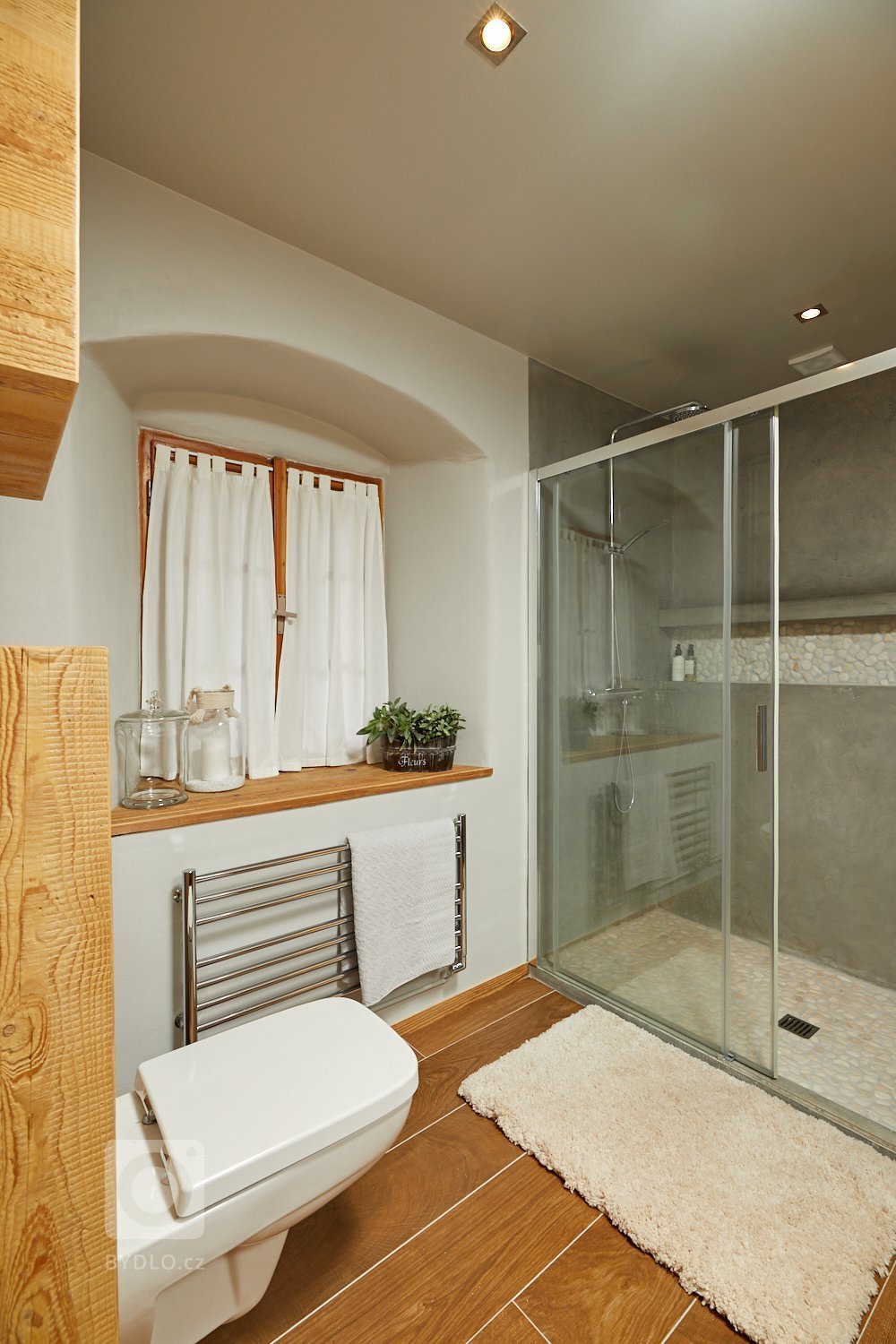 Manželský pár, který mne oslovil s požadavkem rekonstrukce stávající koupelny na chaloupce v malebném údolí pískovcových skal, vlastní tento objekt jako…