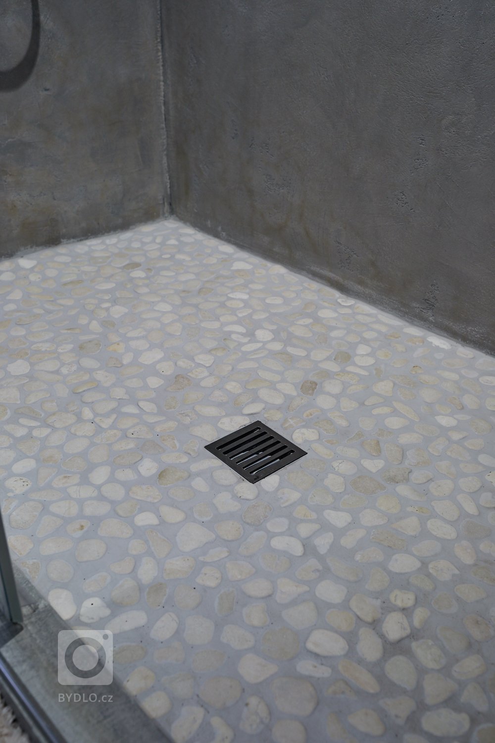 Manželský pár, který mne oslovil s požadavkem rekonstrukce stávající koupelny na chaloupce v malebném údolí pískovcových skal, vlastní tento objekt jako…