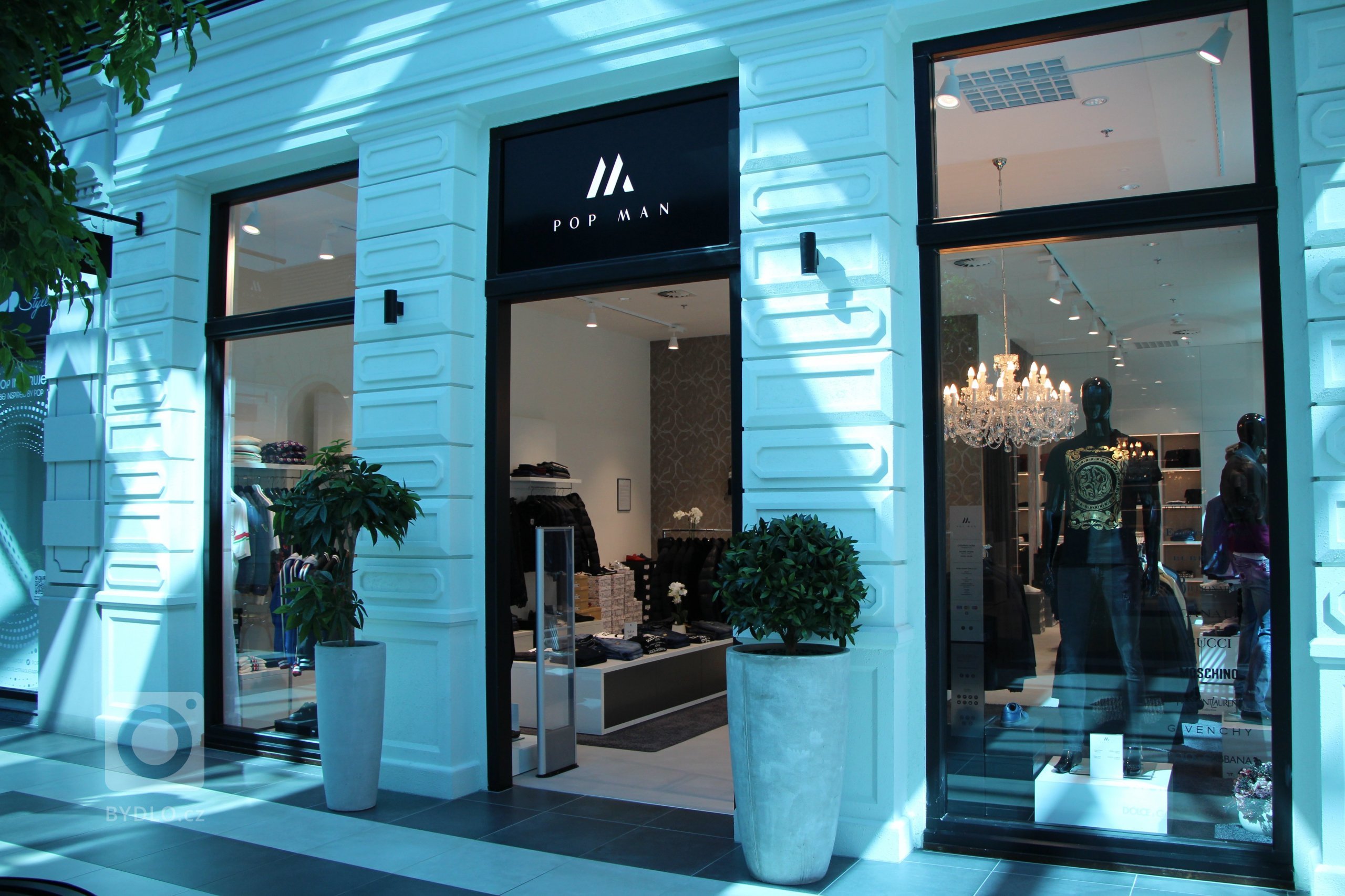 Ve spolupráci s ateliérem Apris 3MP jsme realizovali 2 obchodní jednotky, které jsou vybavené našimi tapetami Texam home a záclonami. Bylo nám ctí přispět do…