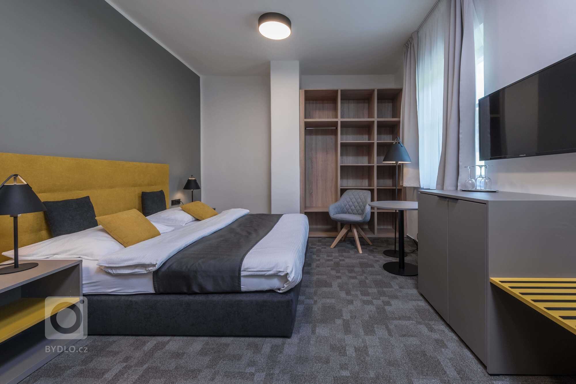 Realizace zastínění hotelu Praha ve Špindlerově Mlýně. Během Covid uzavření &nbsp;se realizovala rekonstrukce hotelu ve spolupráci s ateliérem Apris a Červený…