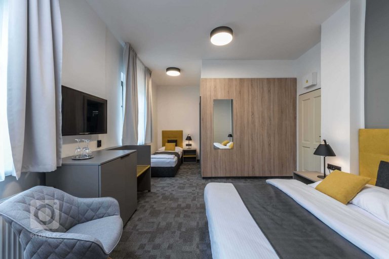 add picture to album