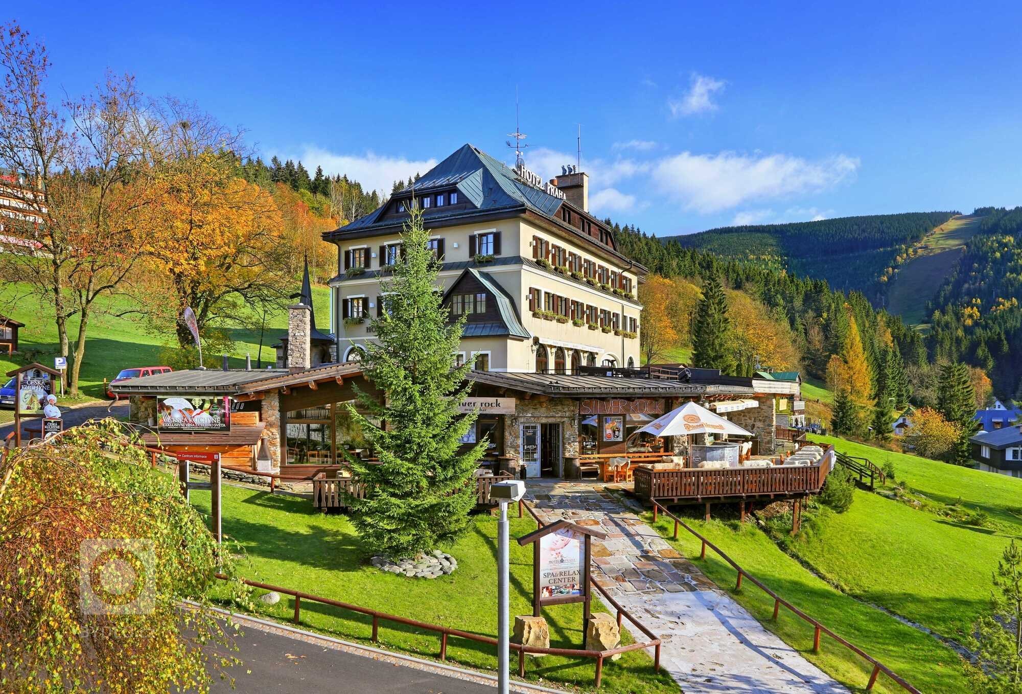 Realizace zastínění hotelu Praha ve Špindlerově Mlýně. Během Covid uzavření &nbsp;se realizovala rekonstrukce hotelu ve spolupráci s ateliérem Apris a Červený…