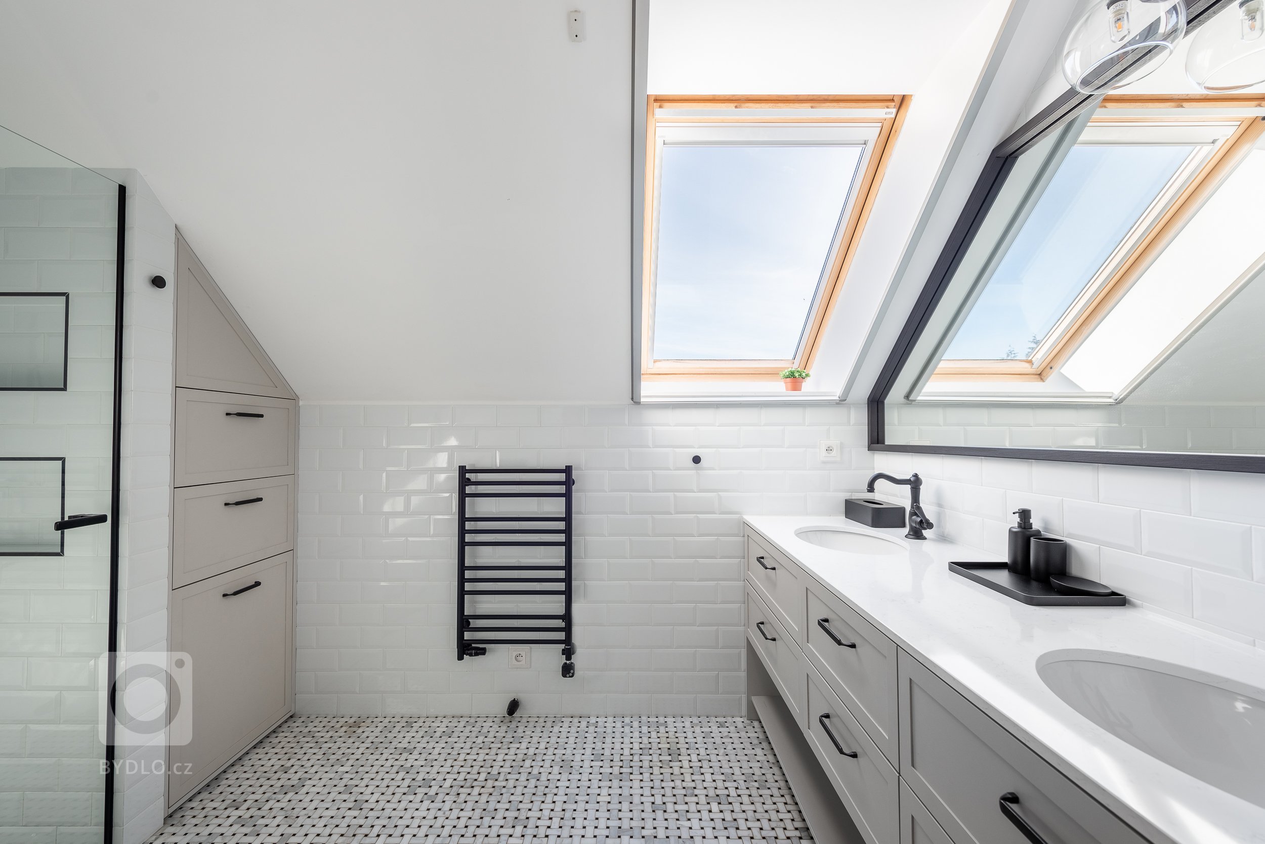 Koupelna se nachází v domě, který byl postaven před cca 16lety. Stávající koupelna měla již zastaralý design a žádala si rekonstrukci.&nbsp;Na přání paní…
