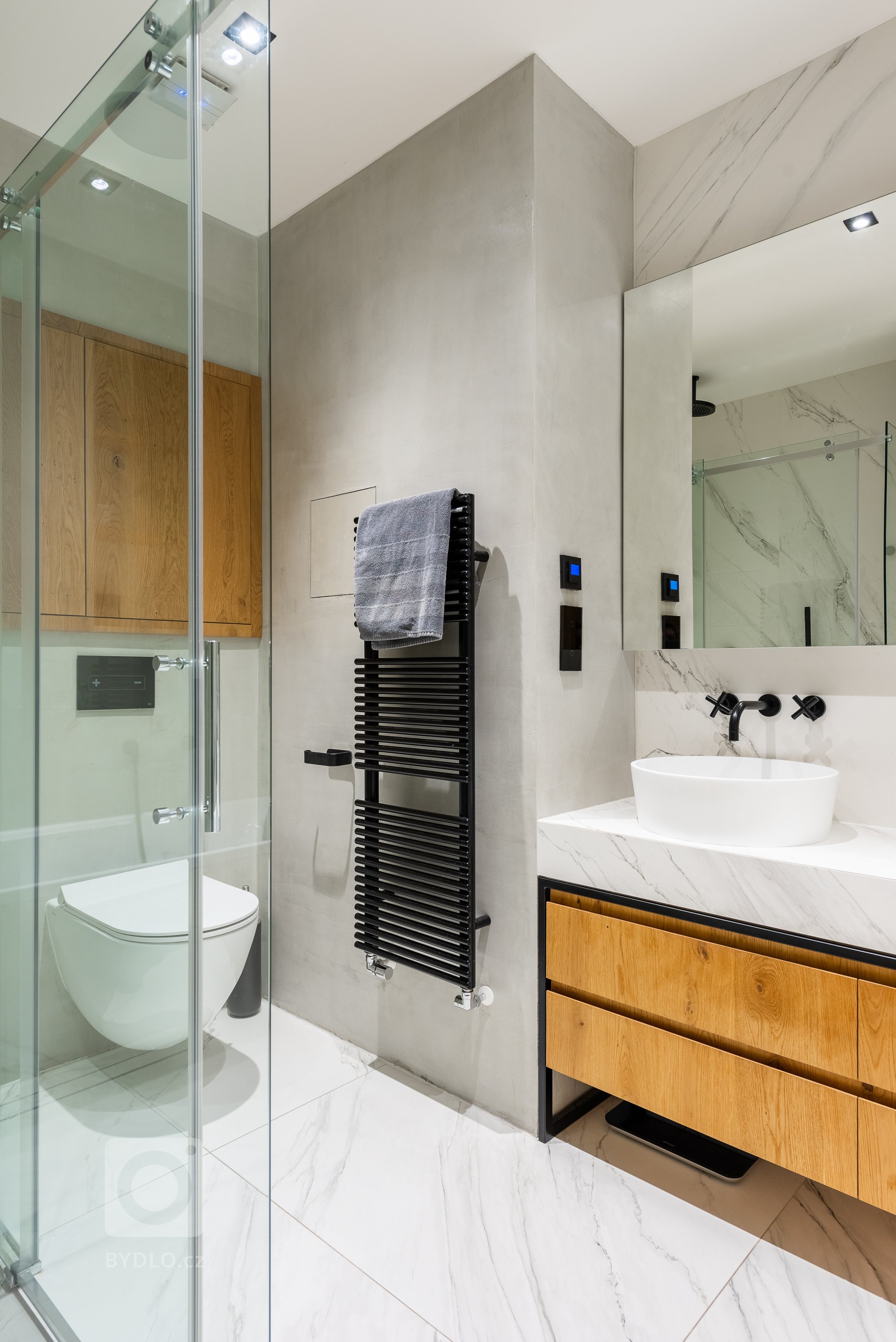 Rekonstrukce koupelny v novostavbě z roku 2010.&nbsp;

Původní stav koupelny esteticky ani funkčně nevyhovoval. Díky vybourání příčky mezi koupelnou a wc…