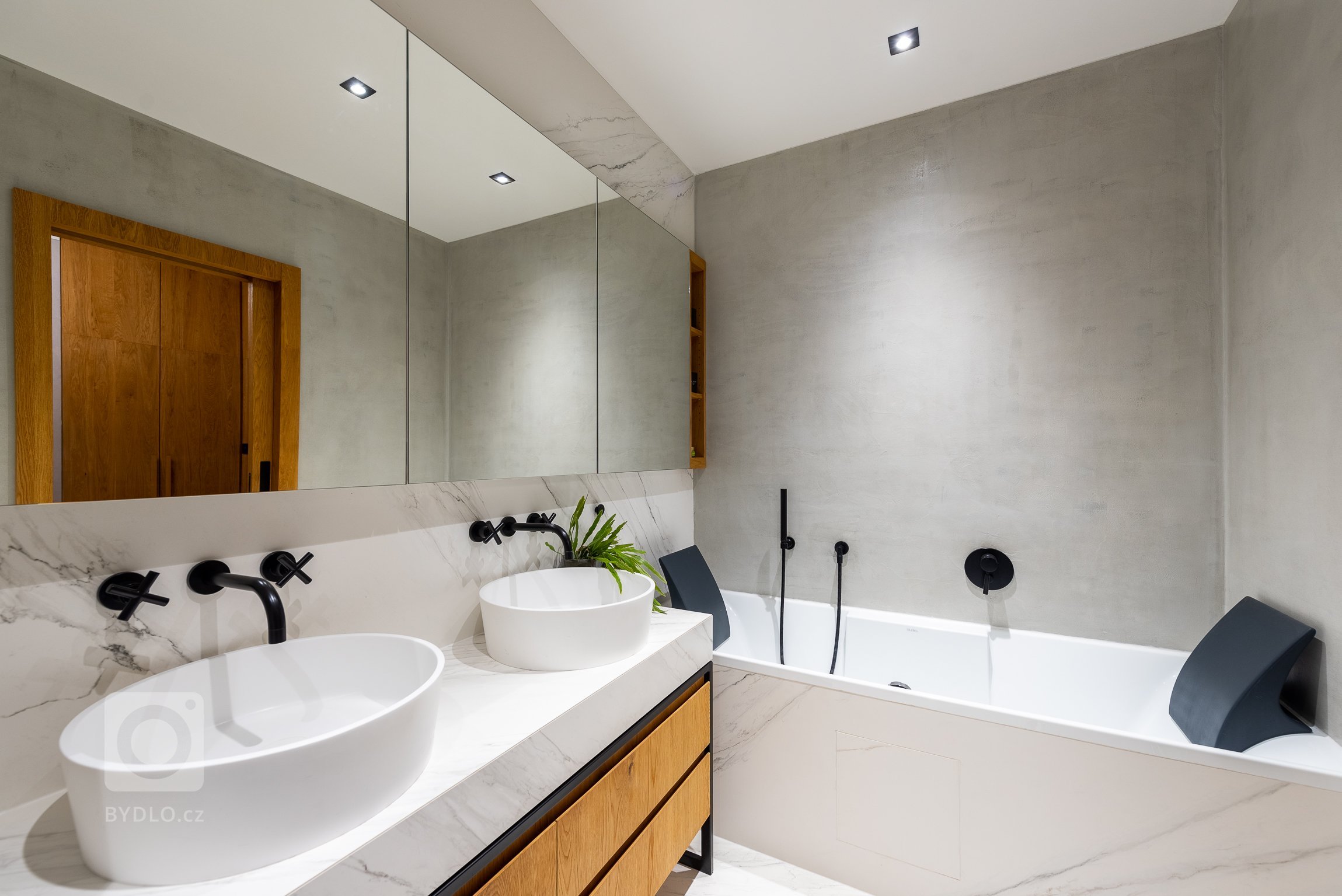 Rekonstrukce koupelny v novostavbě z roku 2010.&nbsp;

Původní stav koupelny esteticky ani funkčně nevyhovoval. Díky vybourání příčky mezi koupelnou a wc…