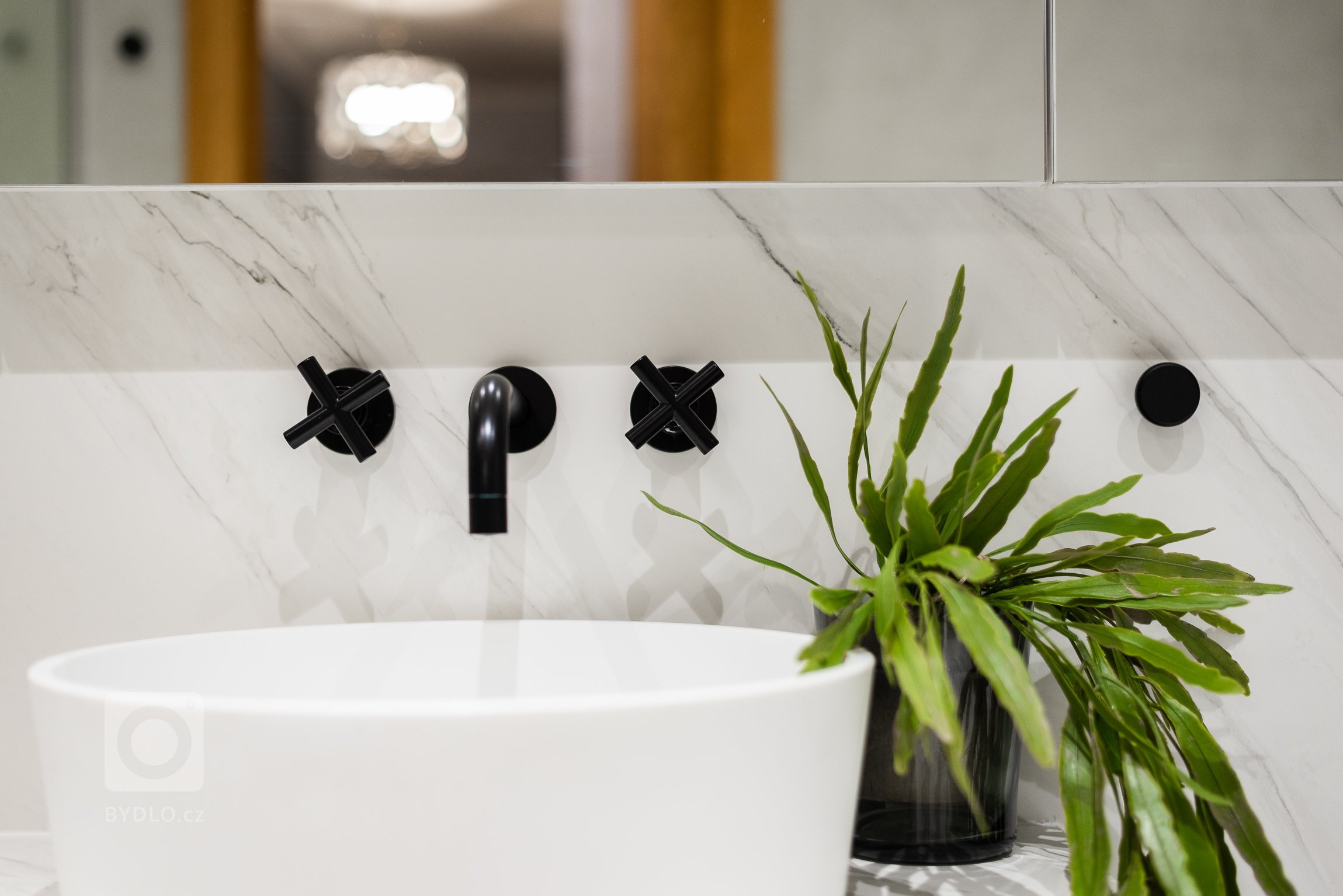 Rekonstrukce koupelny v novostavbě z roku 2010.&nbsp;

Původní stav koupelny esteticky ani funkčně nevyhovoval. Díky vybourání příčky mezi koupelnou a wc…