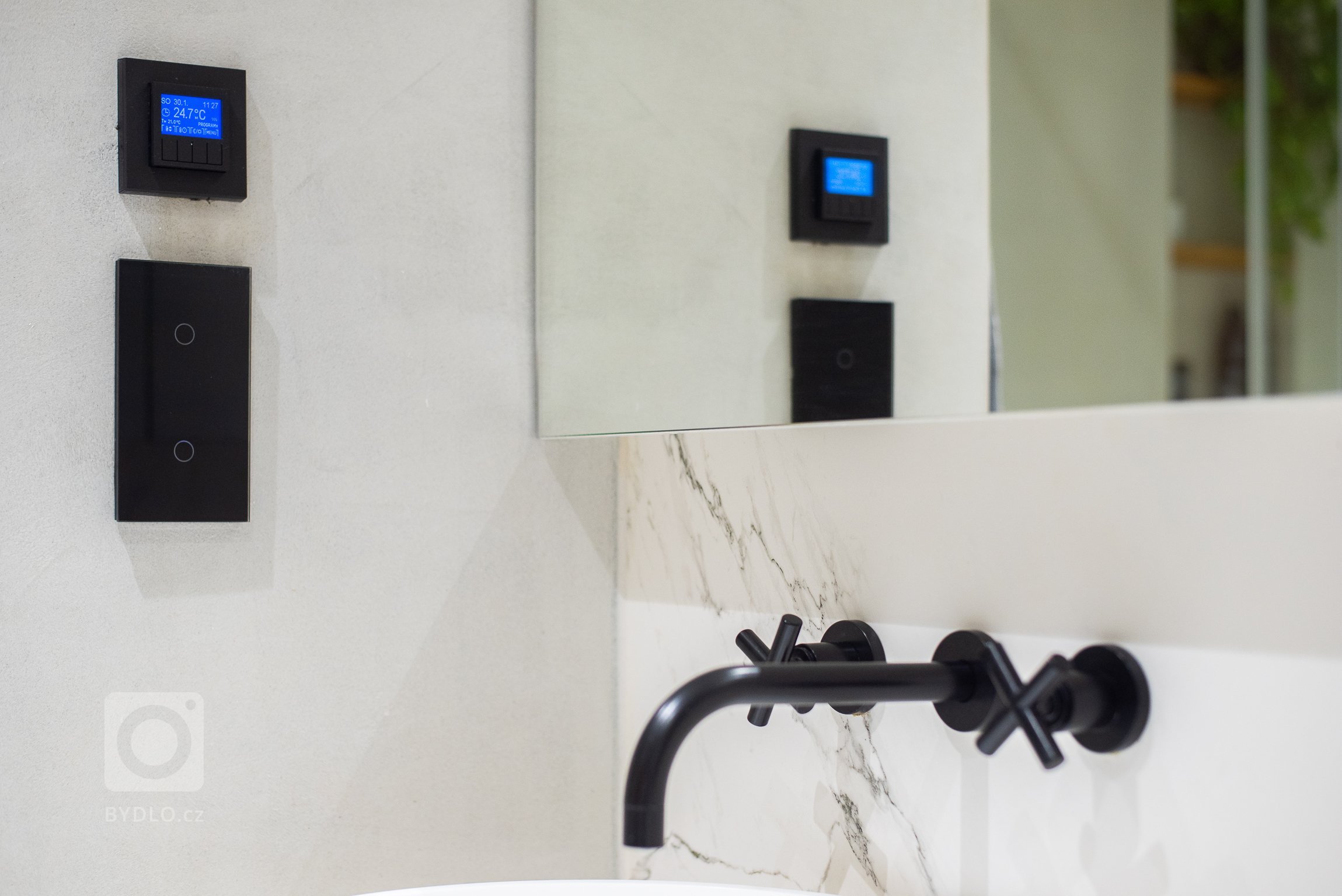 Rekonstrukce koupelny v novostavbě z roku 2010.&nbsp;

Původní stav koupelny esteticky ani funkčně nevyhovoval. Díky vybourání příčky mezi koupelnou a wc…