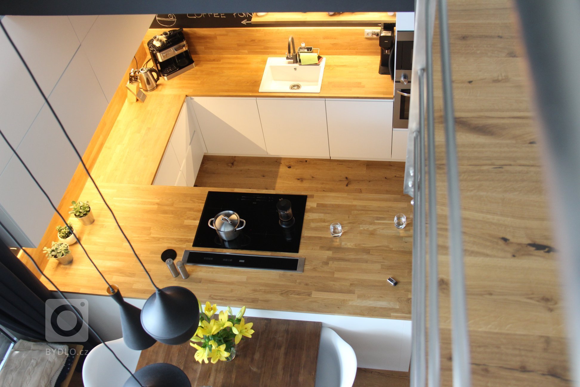 Moderní interiér s příjemnou atmosférou. Tak lze ve zkratce charakterizovat mezonet, laděný do jemně industriálního stylu s množstvím přírodních materiálů…