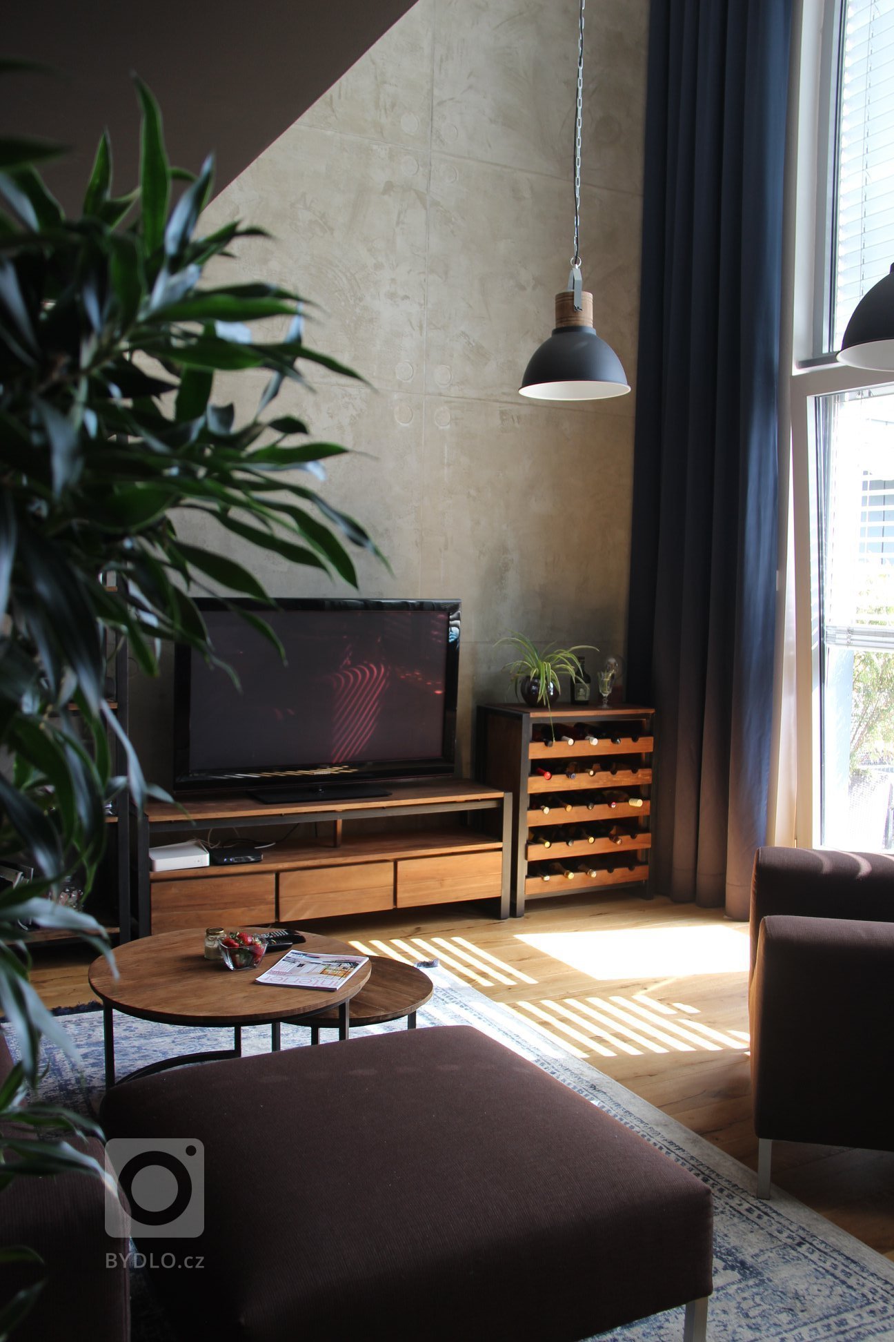 Moderní interiér s příjemnou atmosférou. Tak lze ve zkratce charakterizovat mezonet, laděný do jemně industriálního stylu s množstvím přírodních materiálů…