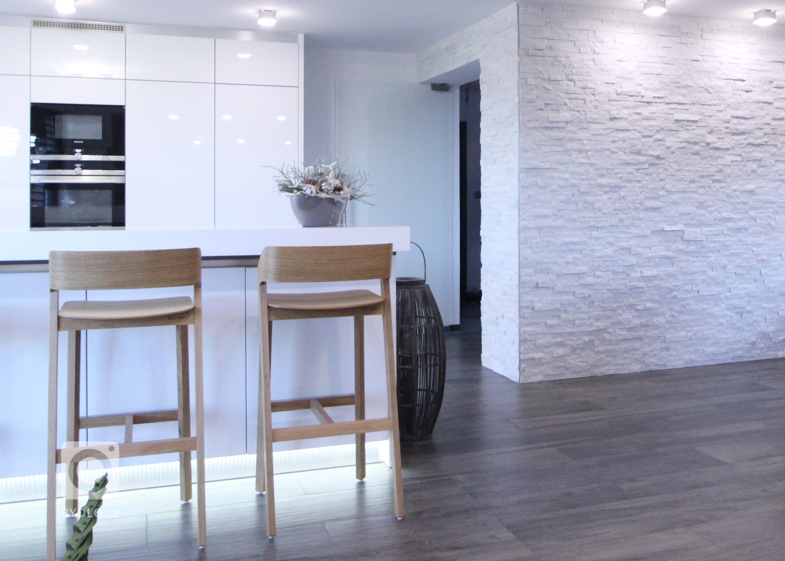 Kamenné obložení stěny v jídelně