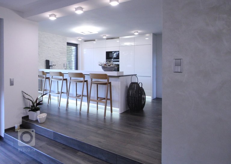 Prostor kuchyně  je volně propojen s obývacím pokojem. Prostor je příjemně rozdělen změnou světlé výšky. 