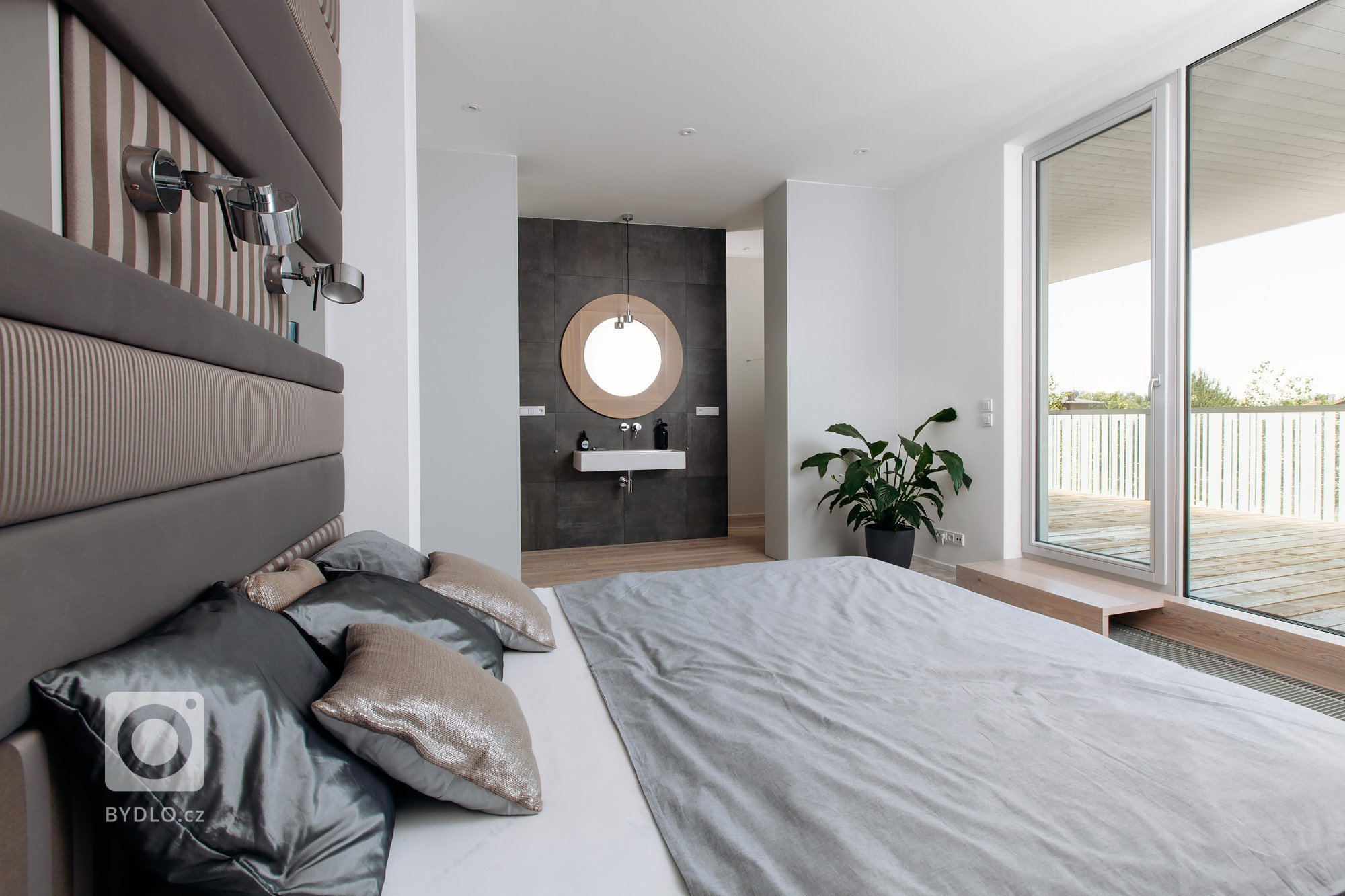 Architekt dává prostoru logiku, funkčnost a využitelnost a apeluje na jeho zážitkové a estetické kvality. Je jediným ze zúčastněných (řemeslníci, instalatéři,…