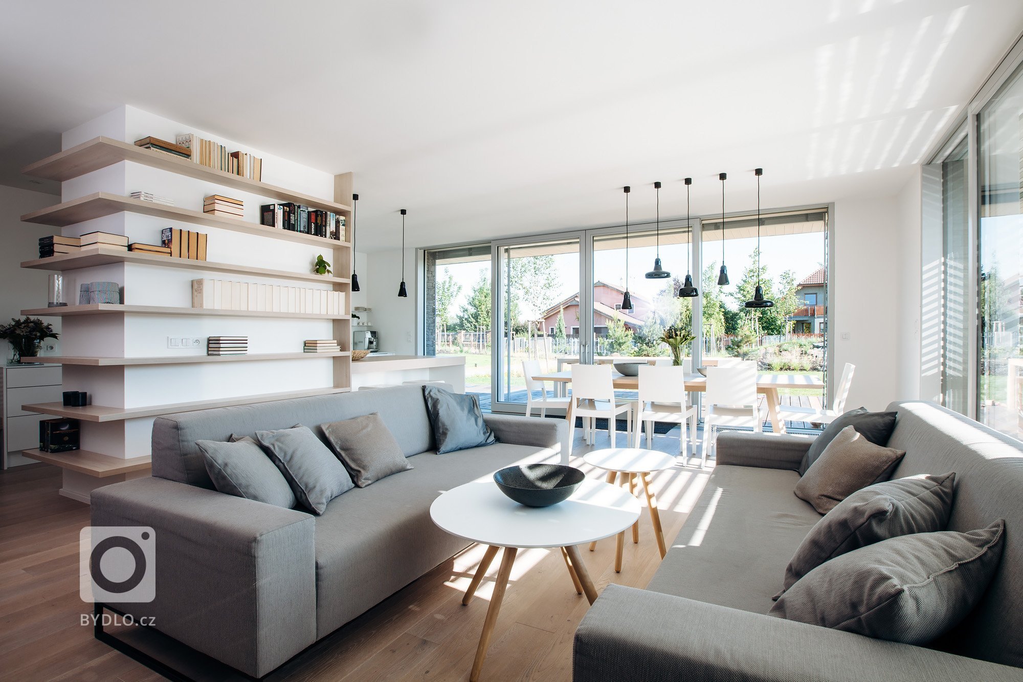 Architekt dává prostoru logiku, funkčnost a využitelnost a apeluje na jeho zážitkové a estetické kvality. Je jediným ze zúčastněných (řemeslníci, instalatéři,…