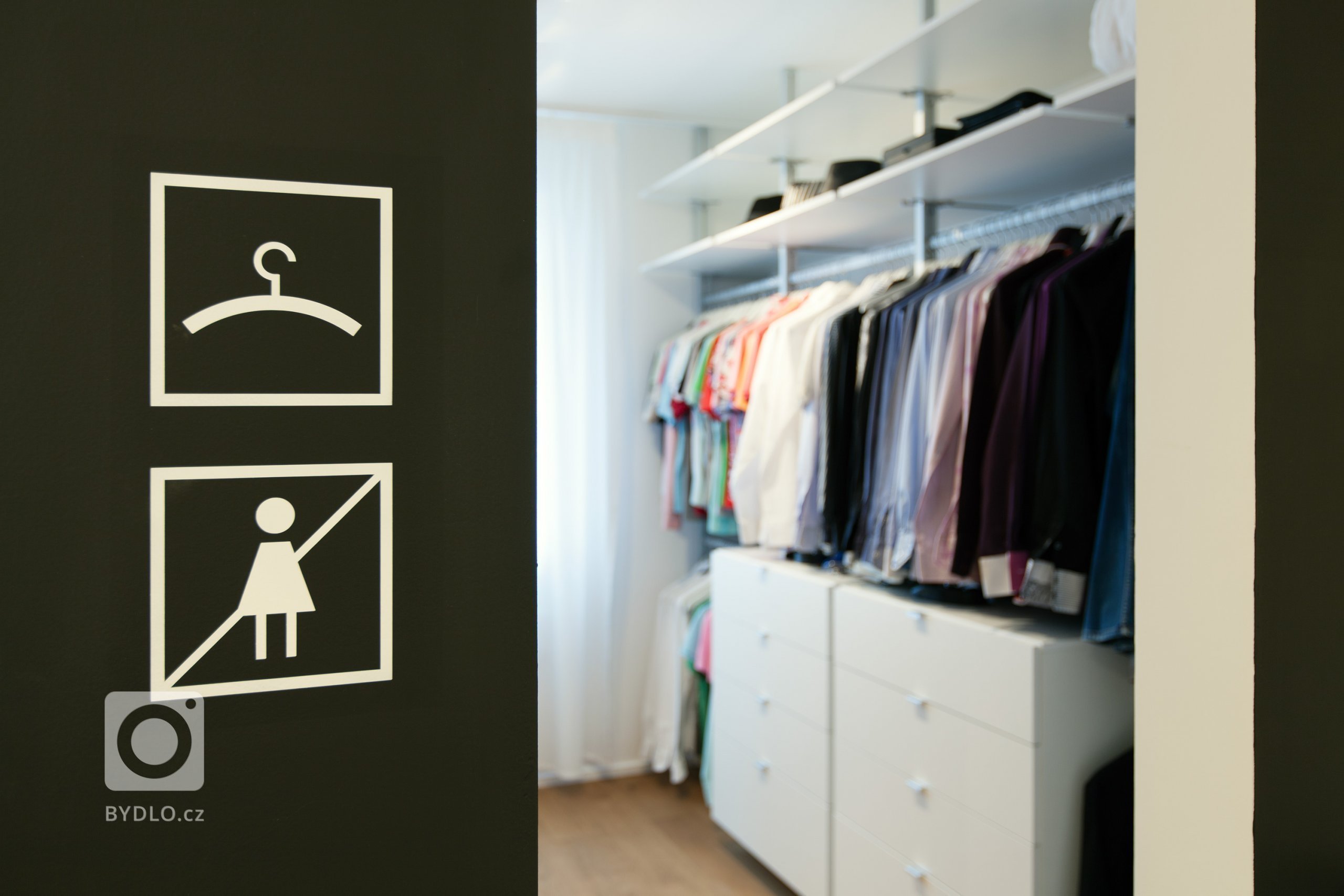 Investor nechtěl kytky ani kuchyni, chtěl loft. Přitom si koupil pouze 4+kk. Proto se obrátil na&nbsp;SMLXL architekti&nbsp;a dal jim volnou ruku.

&bdquo…