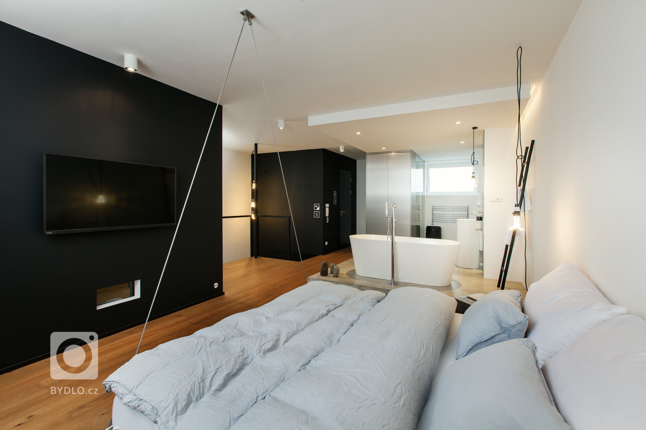 Investor nechtěl kytky ani kuchyni, chtěl loft. Přitom si koupil pouze 4+kk. Proto se obrátil na&nbsp;SMLXL architekti&nbsp;a dal jim volnou ruku.

&bdquo…