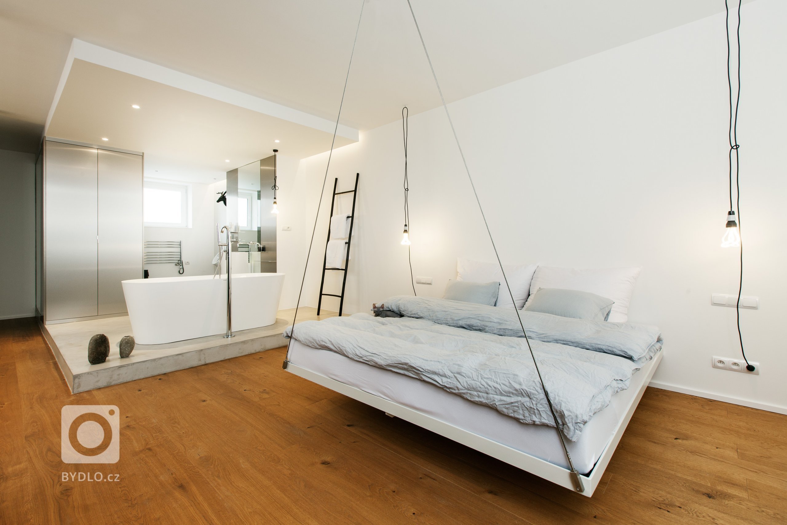 Investor nechtěl kytky ani kuchyni, chtěl loft. Přitom si koupil pouze 4+kk. Proto se obrátil na&nbsp;SMLXL architekti&nbsp;a dal jim volnou ruku.

&bdquo…