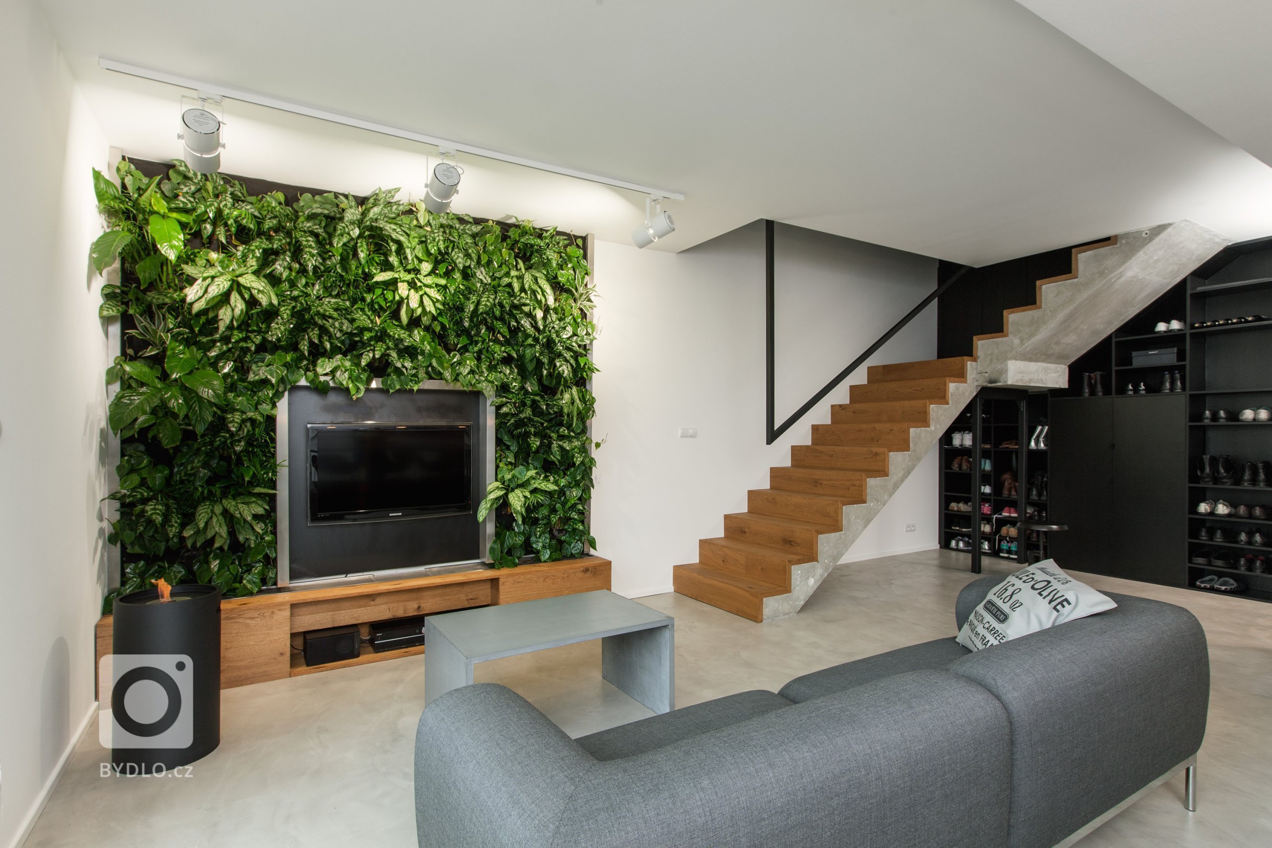 Investor nechtěl kytky ani kuchyni, chtěl loft. Přitom si koupil pouze 4+kk. Proto se obrátil na&nbsp;SMLXL architekti&nbsp;a dal jim volnou ruku.

&bdquo…