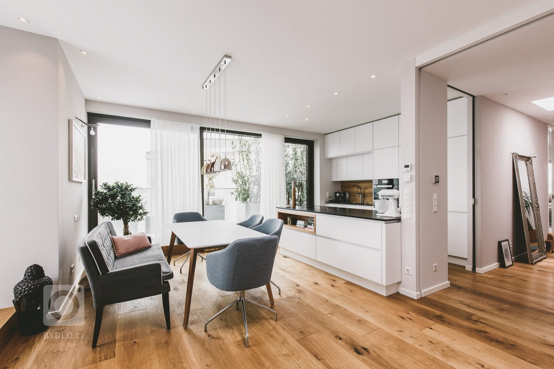 Projekt rekonstrukce podkrovního bytu pro mladou rodinu byl výzvou. Kombinace dřeva, bílé a šedé barvy byla zadáním. V kuchyni pozvedla celkový dojem kamenná…