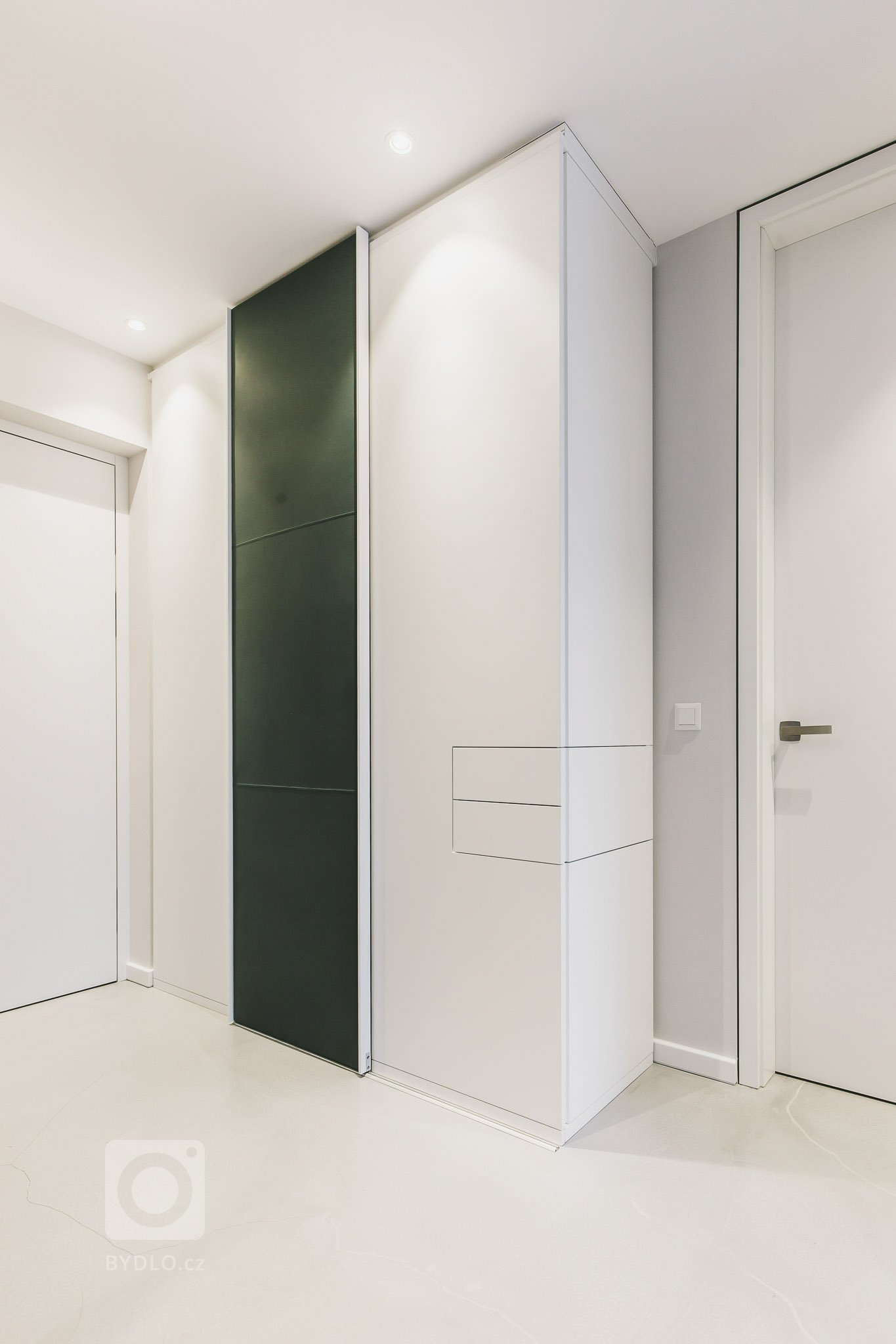 Projekt rekonstrukce podkrovního bytu pro mladou rodinu byl výzvou. Kombinace dřeva, bílé a šedé barvy byla zadáním. V kuchyni pozvedla celkový dojem kamenná…