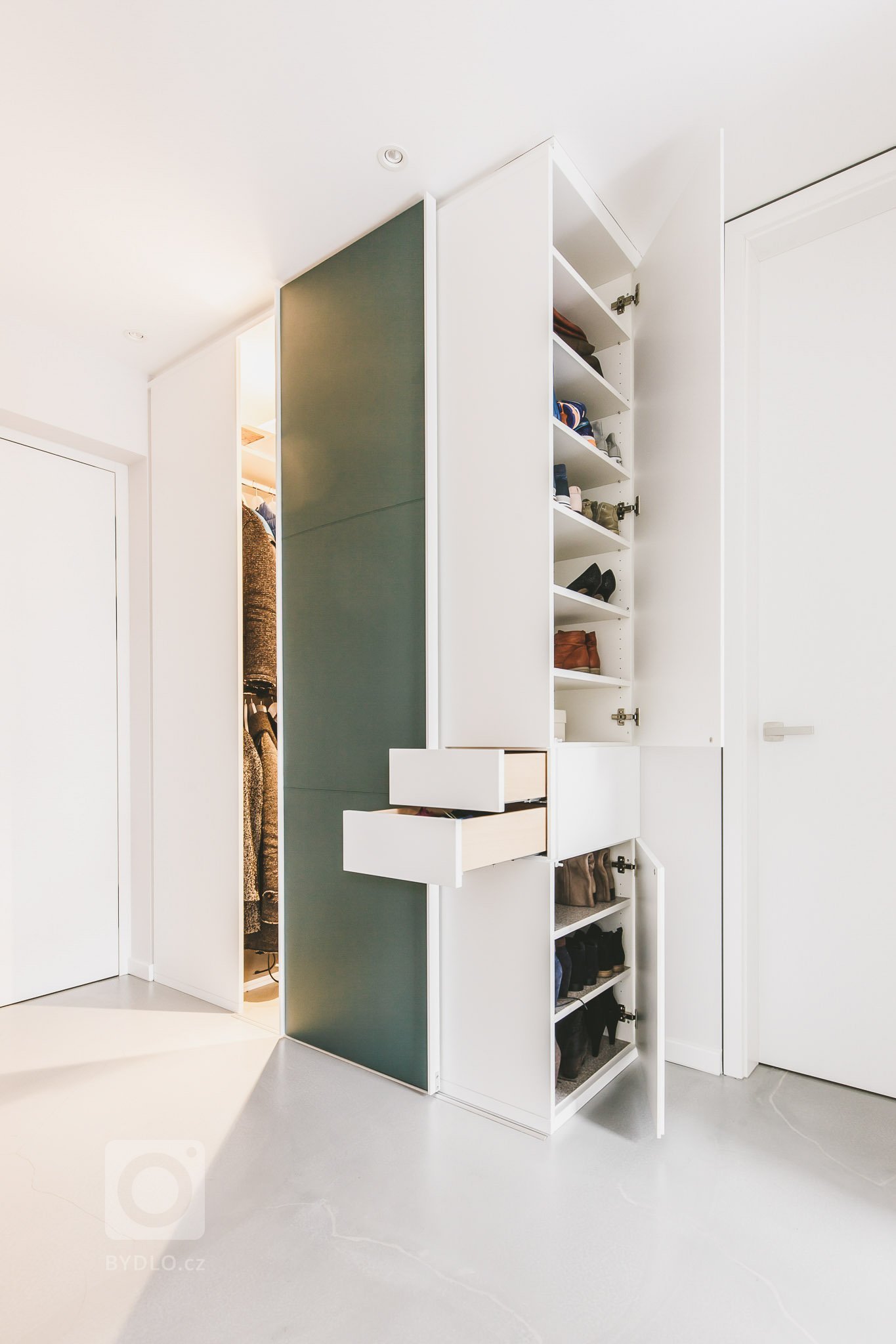 Projekt rekonstrukce podkrovního bytu pro mladou rodinu byl výzvou. Kombinace dřeva, bílé a šedé barvy byla zadáním. V kuchyni pozvedla celkový dojem kamenná…