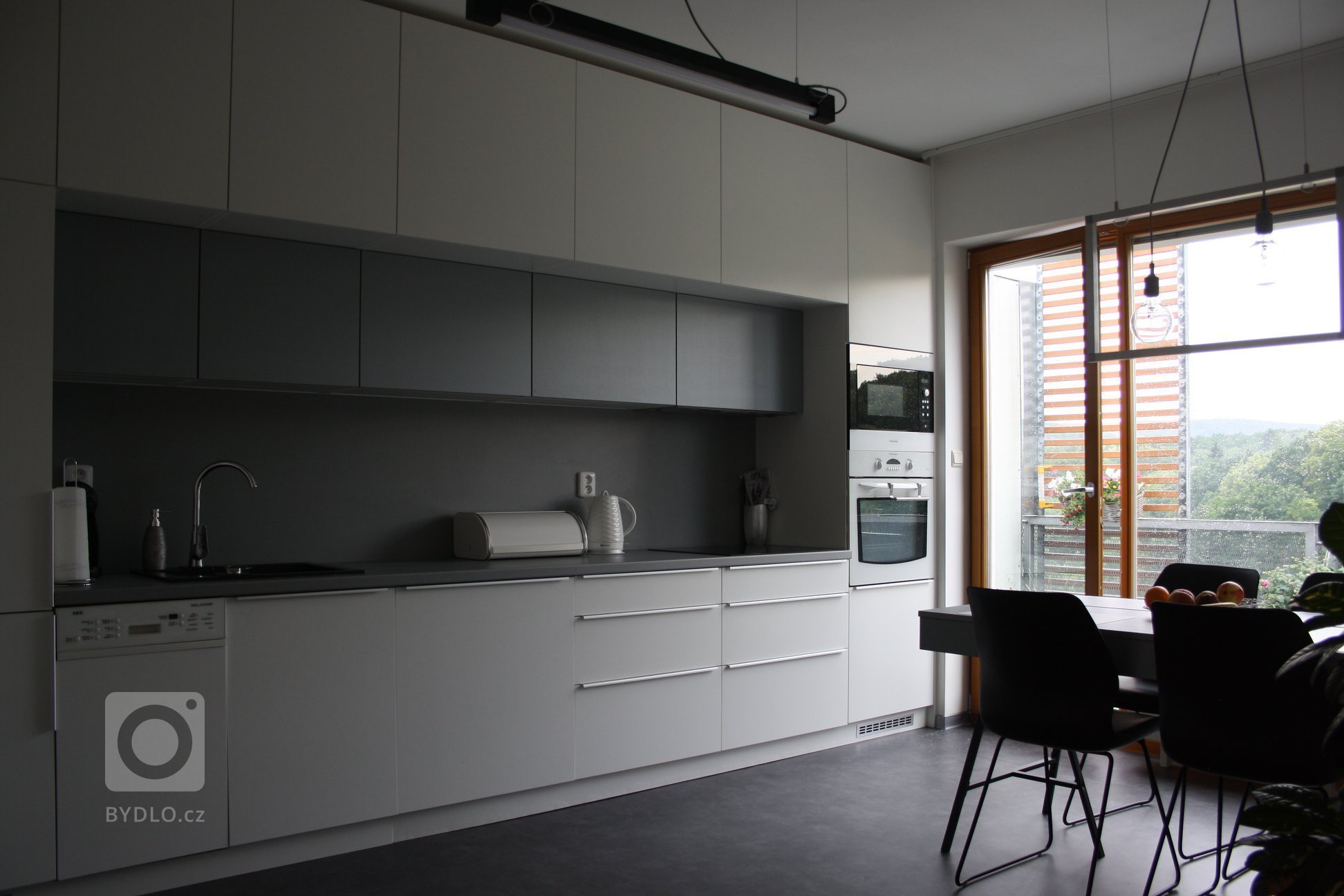 Návrh a realizace nadčasového interiéru v šedých tónech. Rozpočet na tento projekt byl poměrně napjatý (i přesto se ho podařilo dodržet) a zahrnoval kompletní…