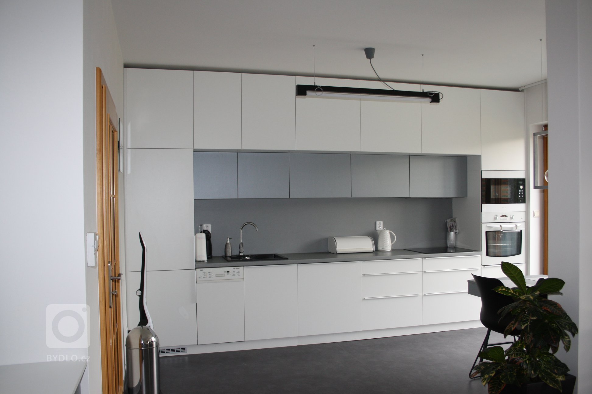 Návrh a realizace nadčasového interiéru v šedých tónech. Rozpočet na tento projekt byl poměrně napjatý (i přesto se ho podařilo dodržet) a zahrnoval kompletní…