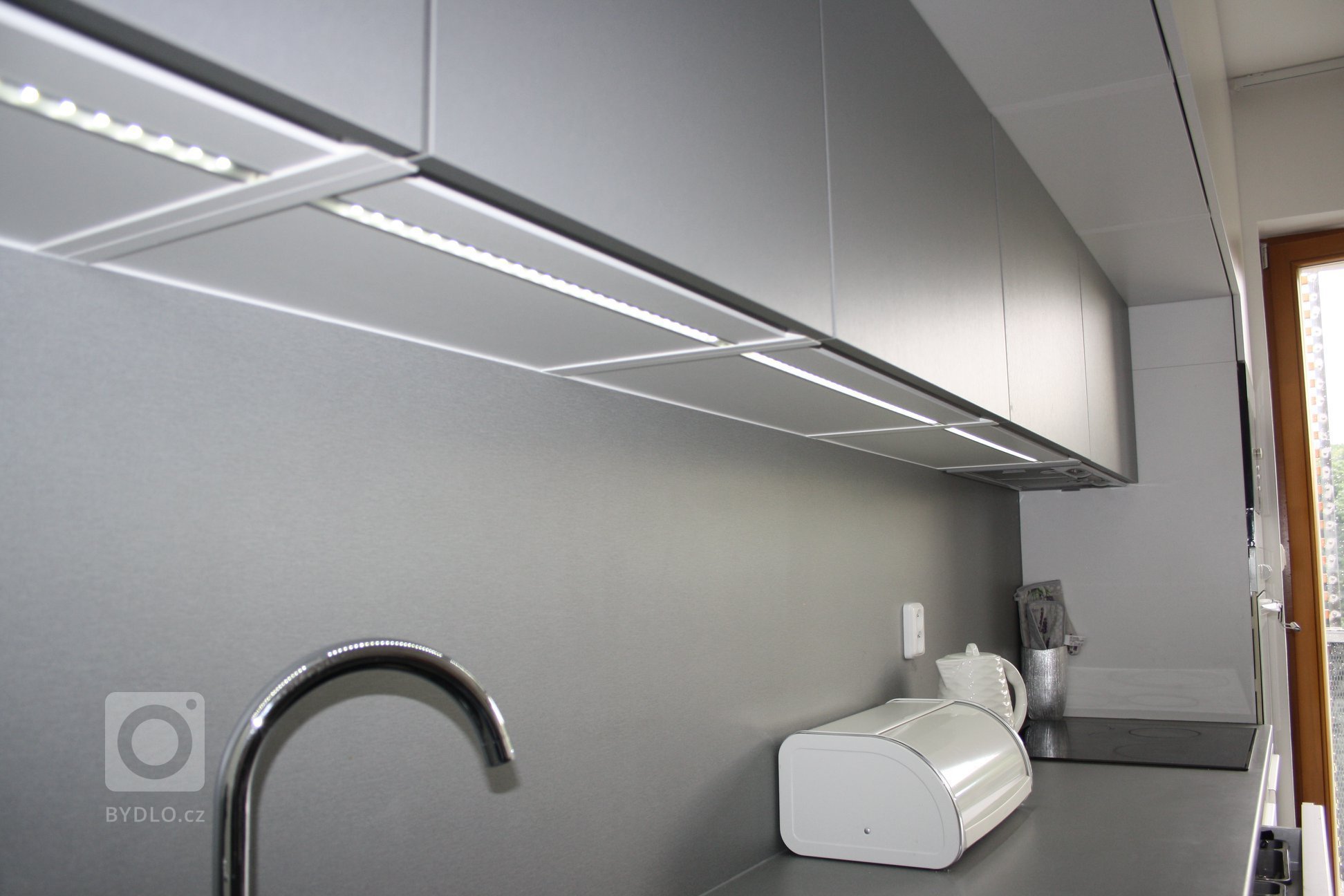 Návrh a realizace nadčasového interiéru v šedých tónech. Rozpočet na tento projekt byl poměrně napjatý (i přesto se ho podařilo dodržet) a zahrnoval kompletní…