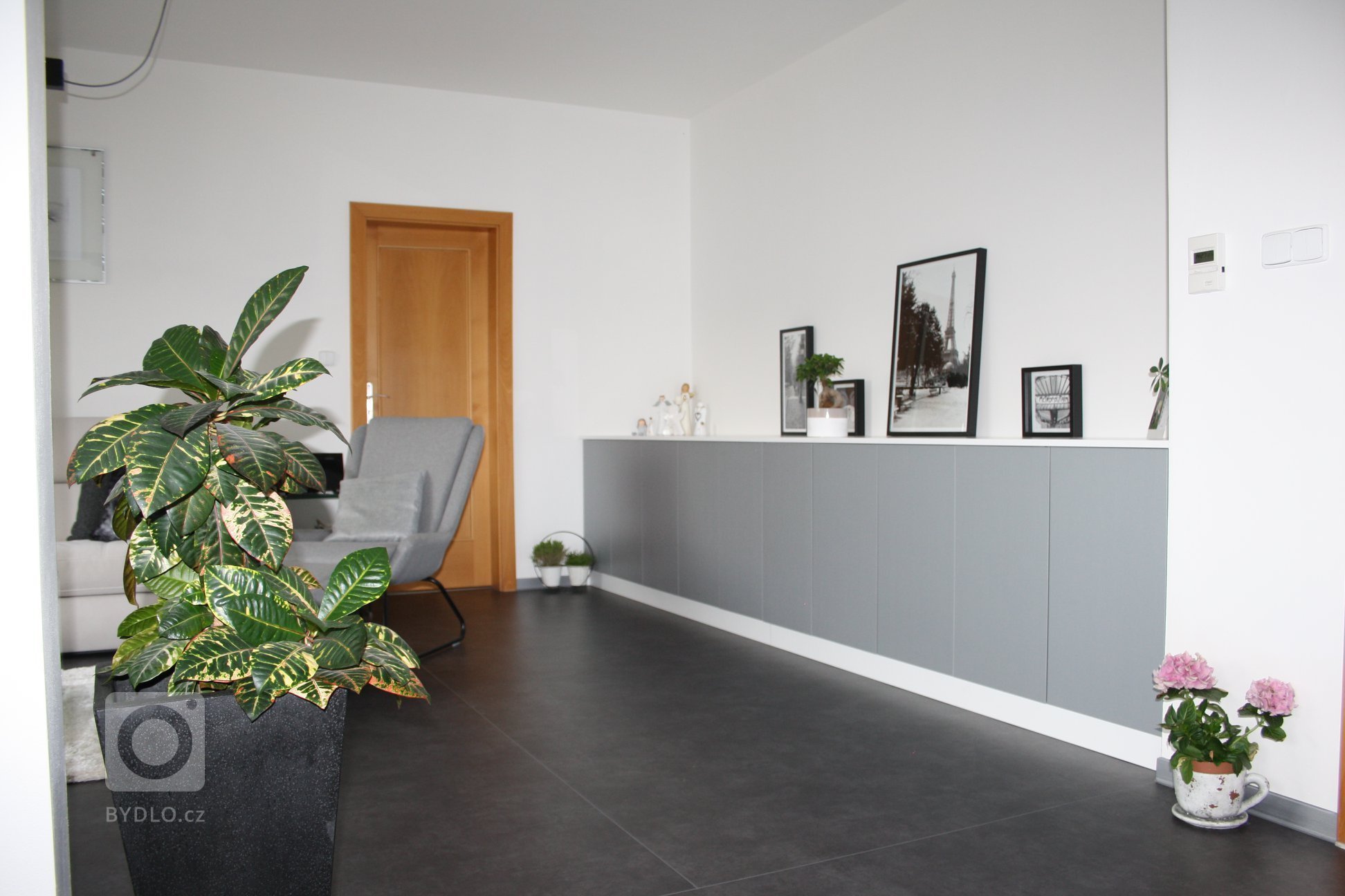 Návrh a realizace nadčasového interiéru v šedých tónech. Rozpočet na tento projekt byl poměrně napjatý (i přesto se ho podařilo dodržet) a zahrnoval kompletní…