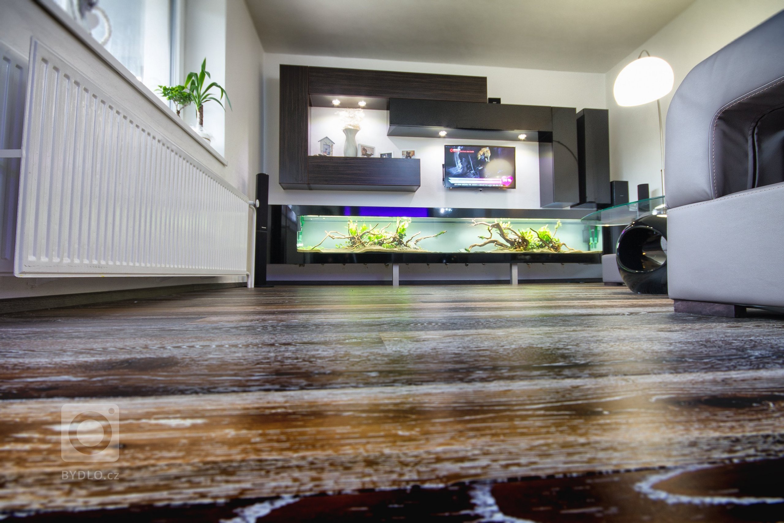 Rekonstrukce rodiného domu přinesla zajímavé řešení bydlení. Dominantou obývacího pokoje je velké akvárium,&nbsp;délka 3,2m&nbsp;lepené na místě u klienta.…